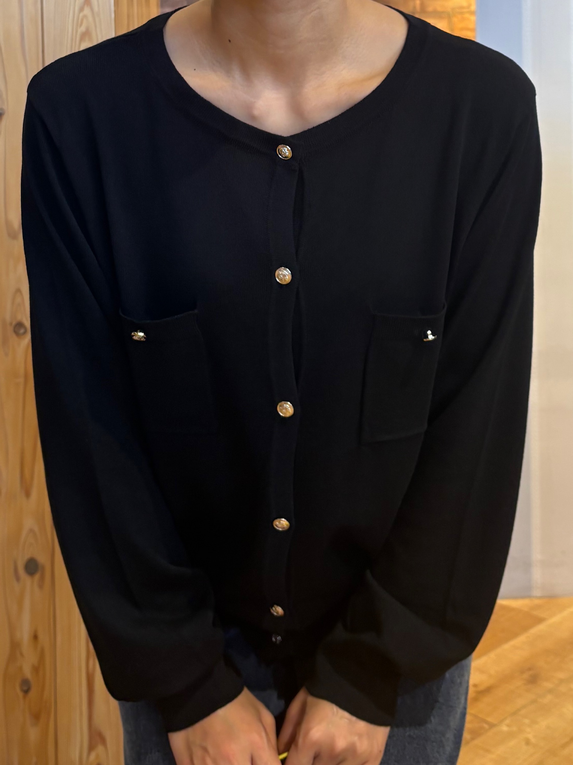 mieさんの「SHOO･LA･RUE｜【洗濯機可/S-LL】金ボタンが上品に。さらさらタッチカーディガン」を使ったコーディネート