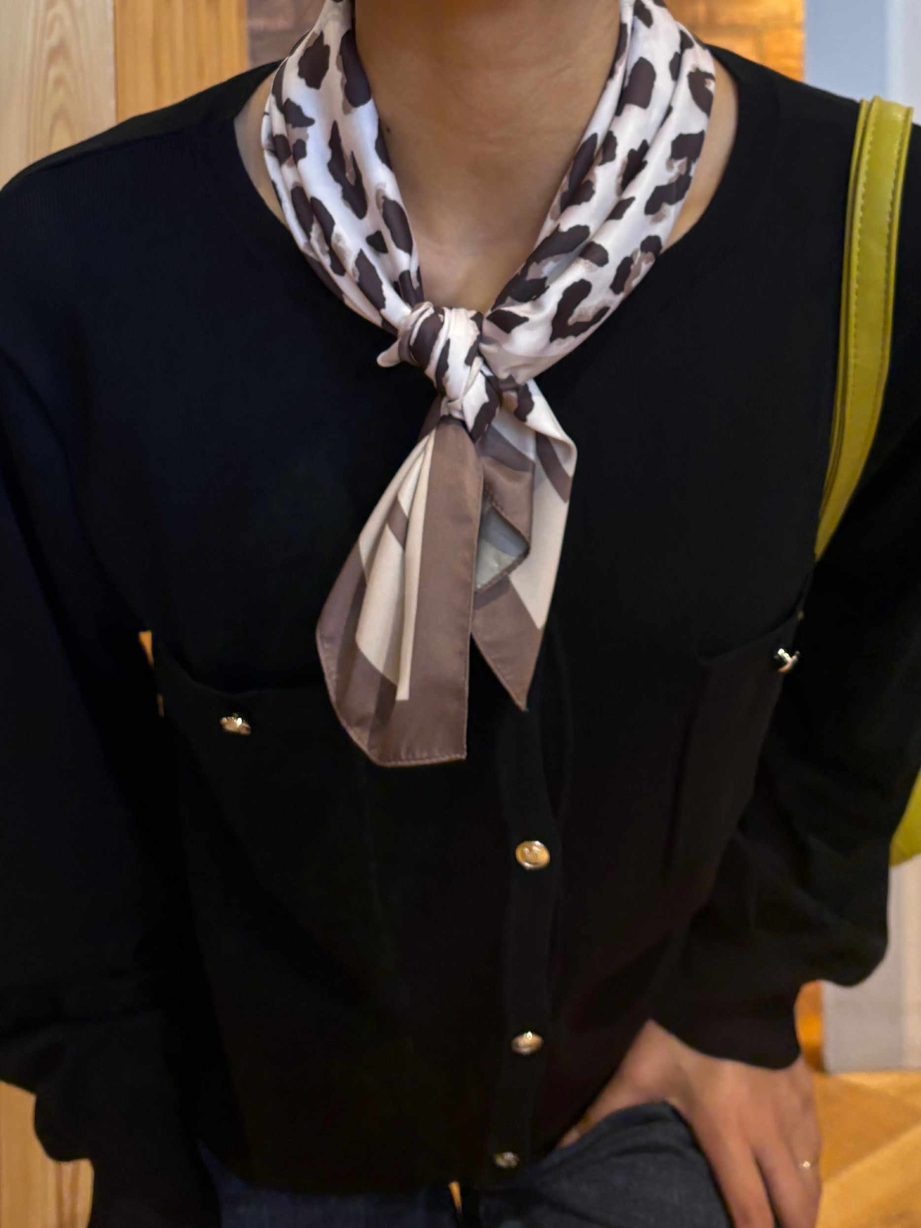mieさんの「SHOO･LA･RUE｜【洗濯機可/S-LL】金ボタンが上品に。さらさらタッチカーディガン」を使ったコーディネート