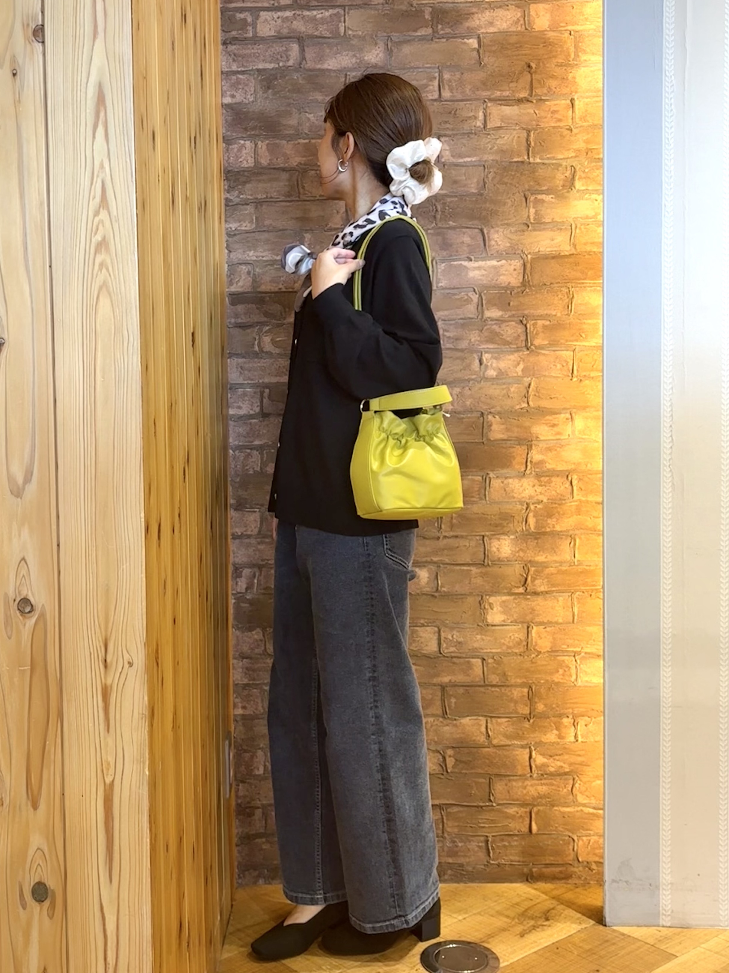 mieさんの「SHOO･LA･RUE｜【洗濯機可/S-LL】金ボタンが上品に。さらさらタッチカーディガン」を使ったコーディネート