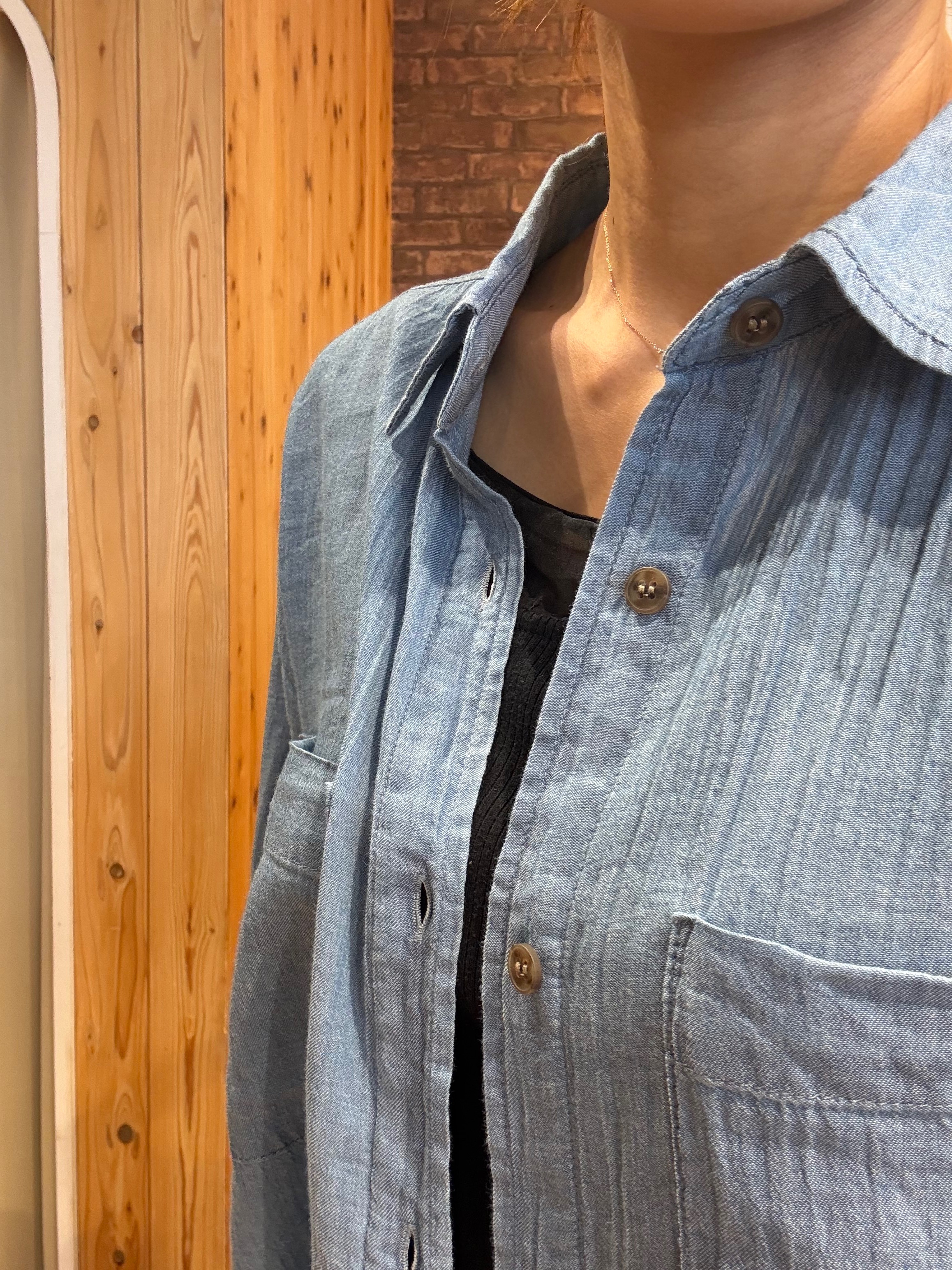 mieさんの「SHOO･LA･RUE｜【綿100%/UV/S-LL/体型カバー】ヒップが隠せる やわらかデニムシャツ」を使ったコーディネート