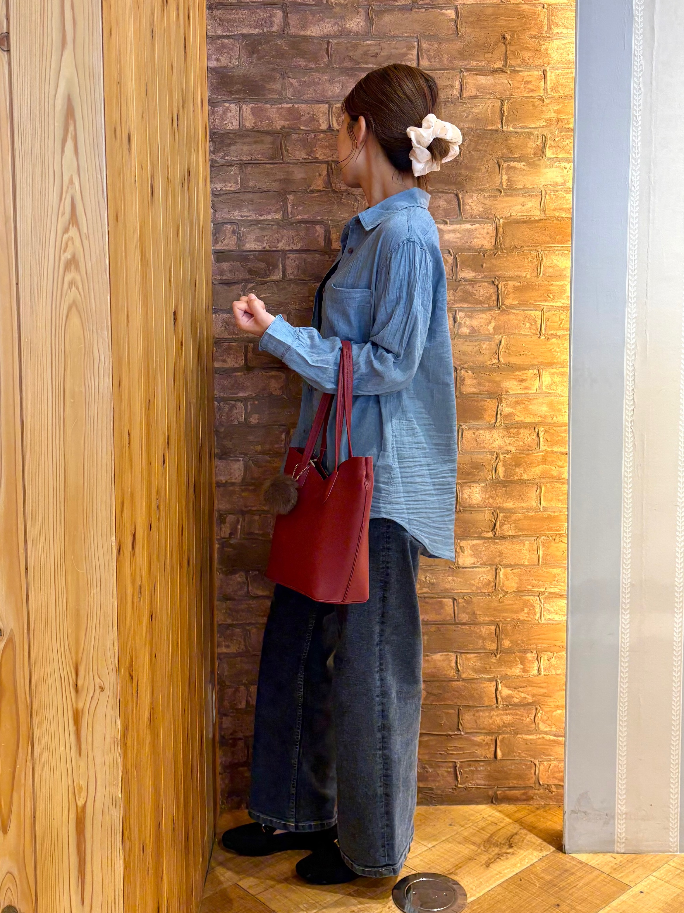 mieさんの「SHOO･LA･RUE｜【綿100%/UV/S-LL/体型カバー】ヒップが隠せる やわらかデニムシャツ」を使ったコーディネート