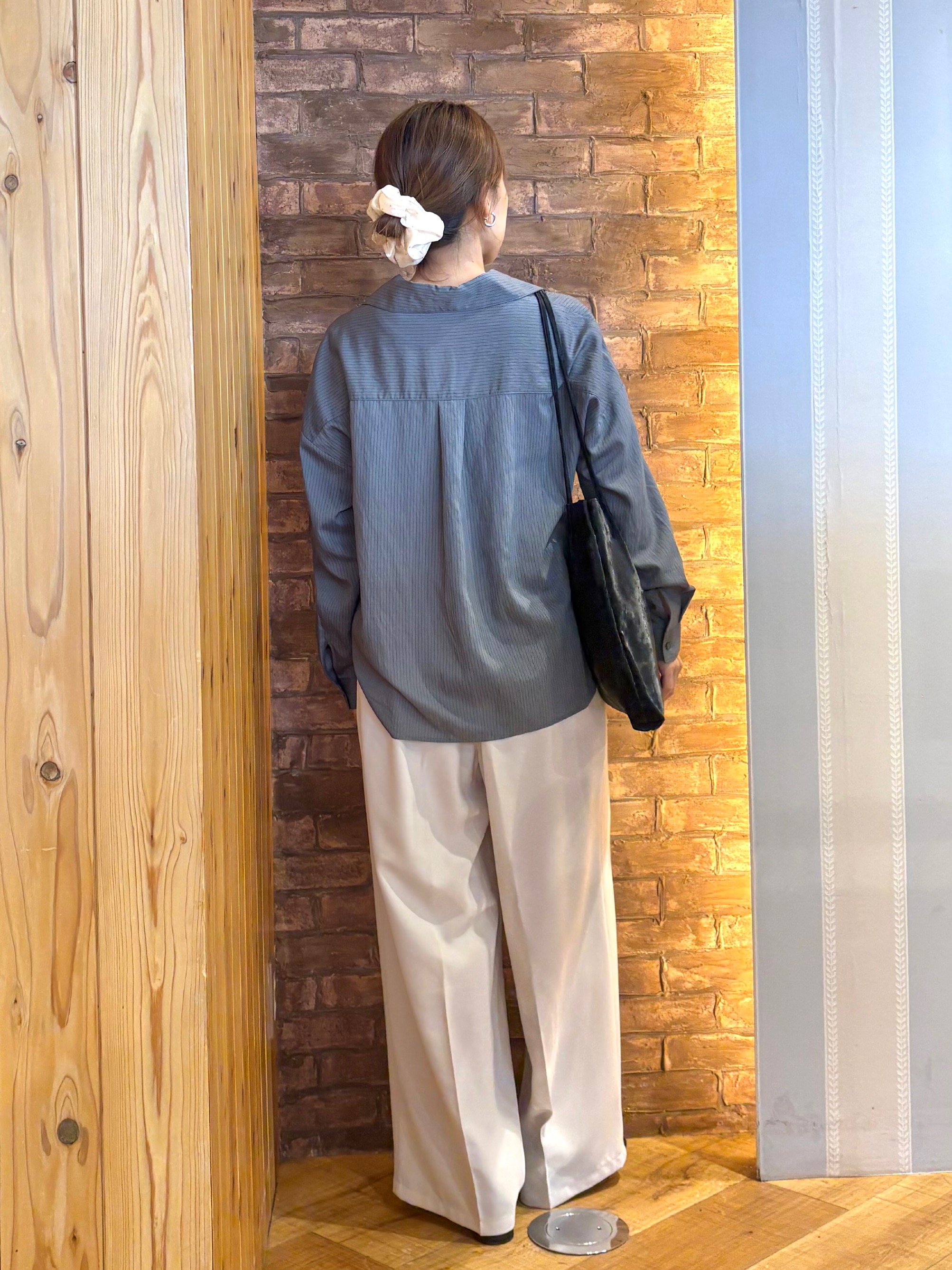 mieさんの「SHOO･LA･RUE｜【洗濯機可】インせず決まるAライン ストライプスキッパーシャツ」を使ったコーディネート
