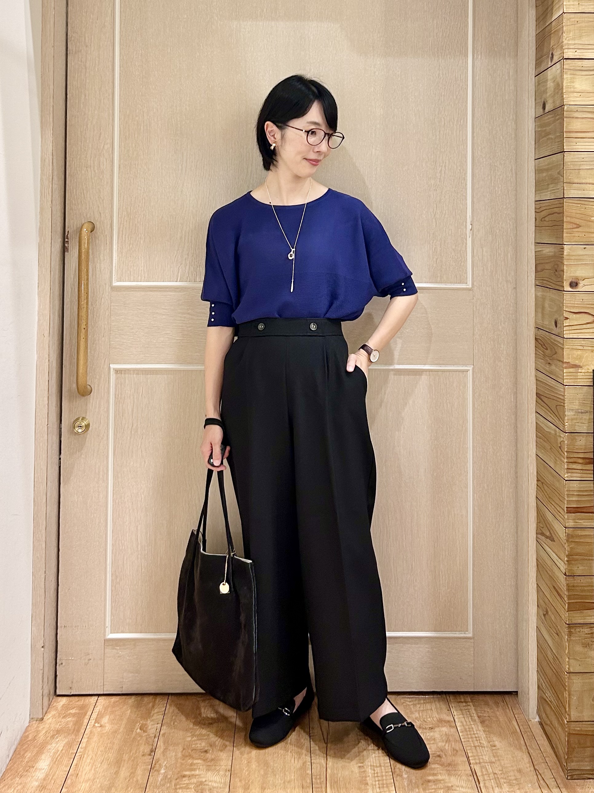ちぐささんの「SHOO･LA･RUE｜【毛玉になりにくい】パール調ボタンが女性らしさをプラス ガーター切替 7分袖ドルマンニット」を使ったコーディネート