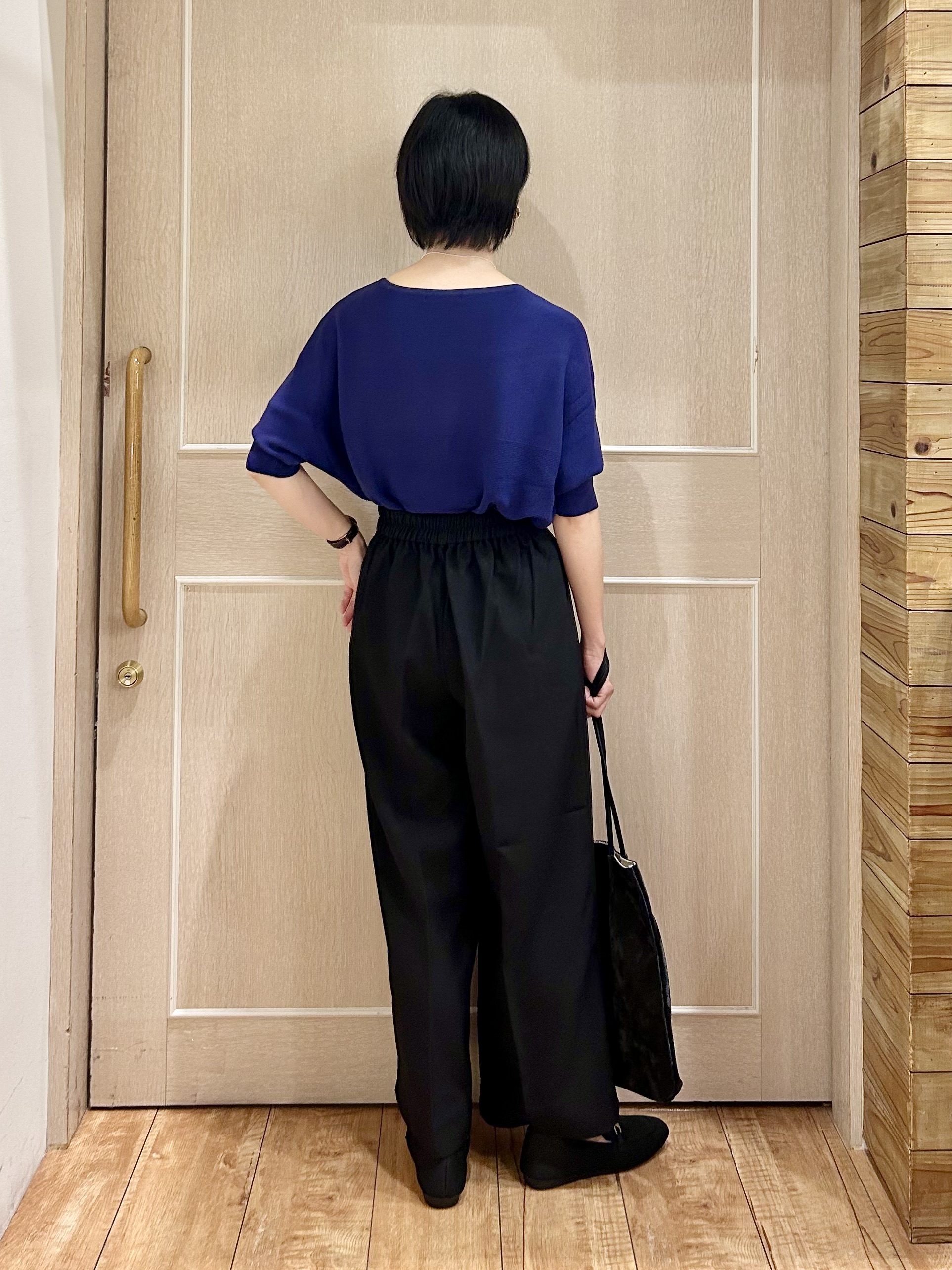 ちぐささんの「SHOO･LA･RUE｜【毛玉になりにくい】パール調ボタンが女性らしさをプラス ガーター切替 7分袖ドルマンニット」を使ったコーディネート