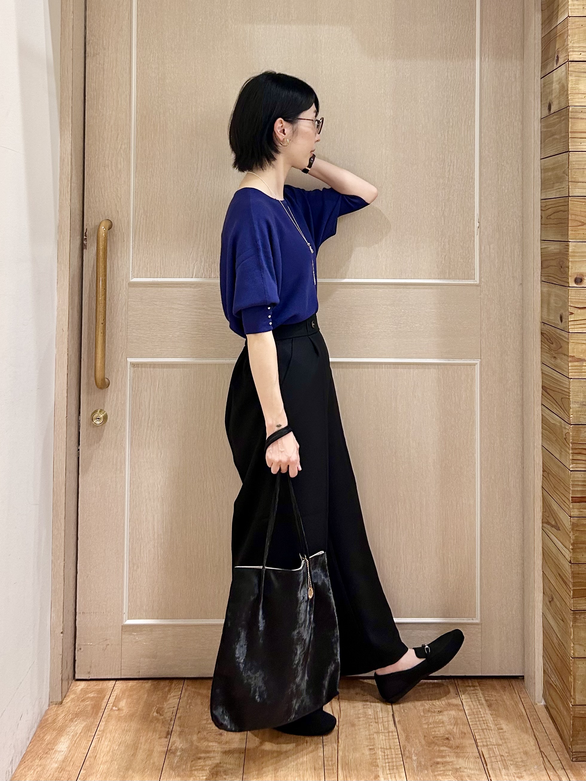 ちぐささんの「SHOO･LA･RUE｜【毛玉になりにくい】パール調ボタンが女性らしさをプラス ガーター切替 7分袖ドルマンニット」を使ったコーディネート