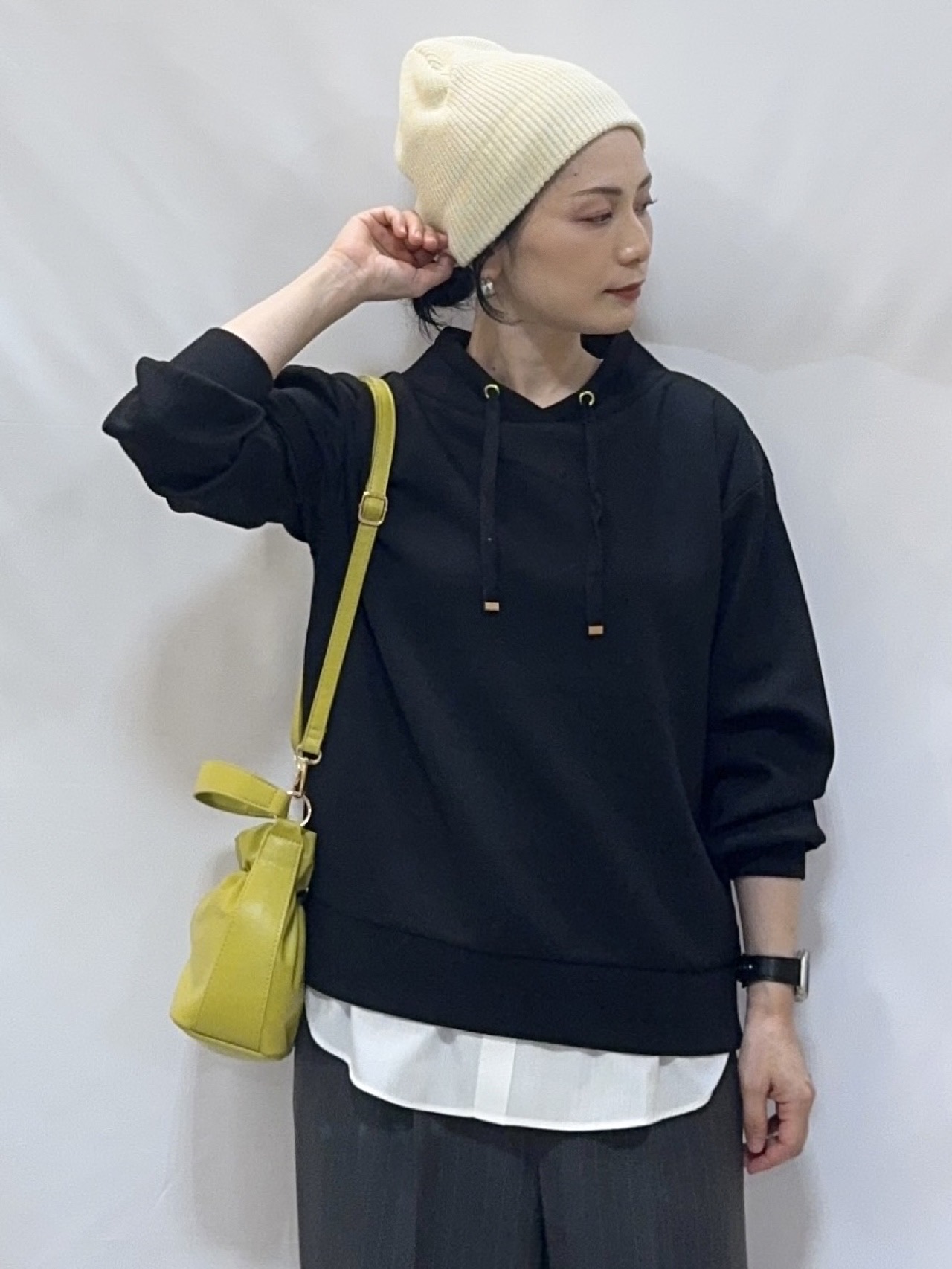 𝐇𝐢𝐫𝐨𝐦𝐢さんの「SHOO･LA･RUE｜【S-LL/体型カバー】もちさらなめらかタッチ 抜き襟風トップス」を使ったコーディネート