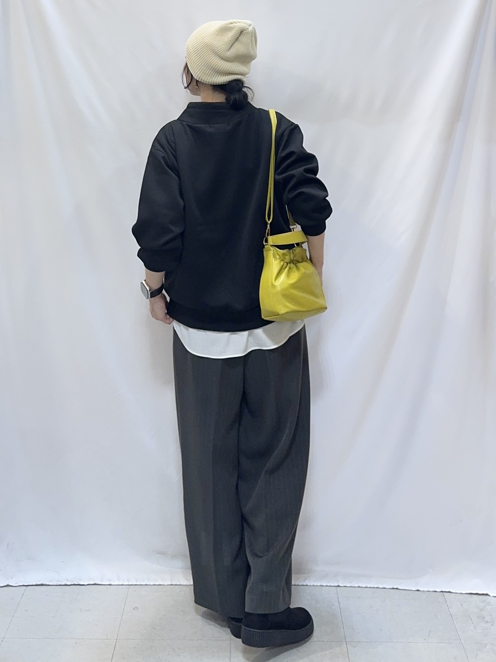 𝐇𝐢𝐫𝐨𝐦𝐢さんの「SHOO･LA･RUE｜【S-LL/体型カバー】もちさらなめらかタッチ 抜き襟風トップス」を使ったコーディネート