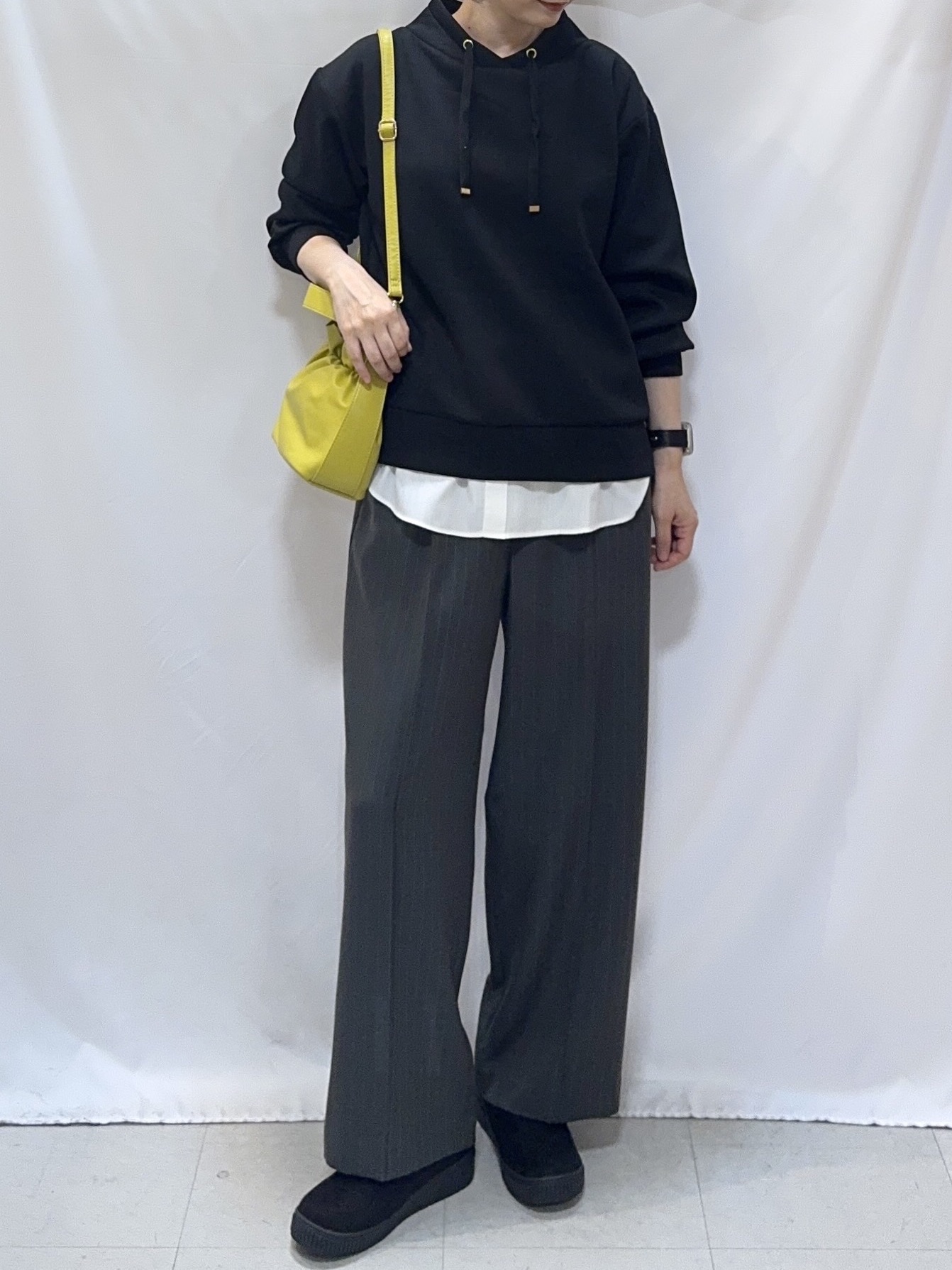 𝐇𝐢𝐫𝐨𝐦𝐢さんの「SHOO･LA･RUE｜【S-LL/体型カバー】もちさらなめらかタッチ 抜き襟風トップス」を使ったコーディネート