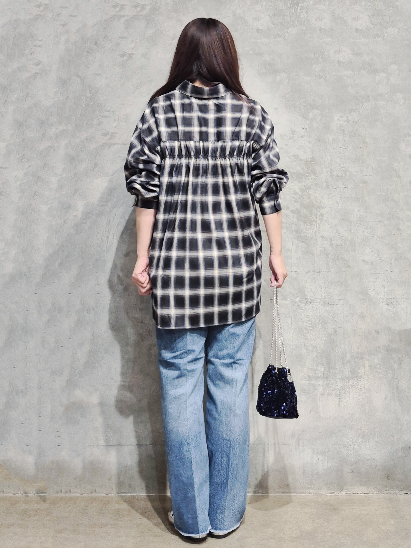 ひさえさんの「THE SHOP TK｜後ろ姿も着映える バックシャーリングシャツ」を使ったコーディネート