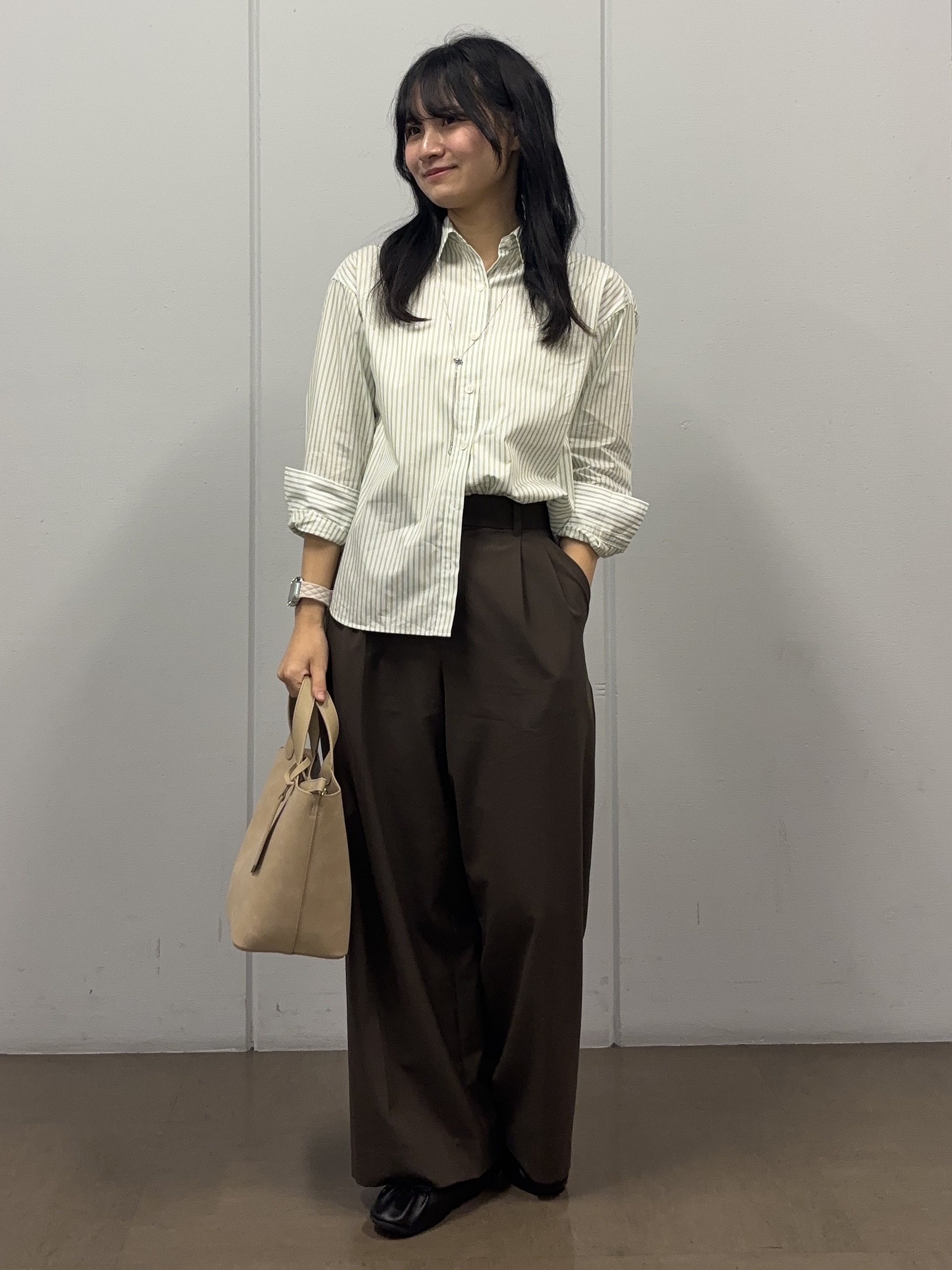 岩本優さんの「UNTITLED｜【6色展開/コットン100】カラーベーシックシャツ」を使ったコーディネート