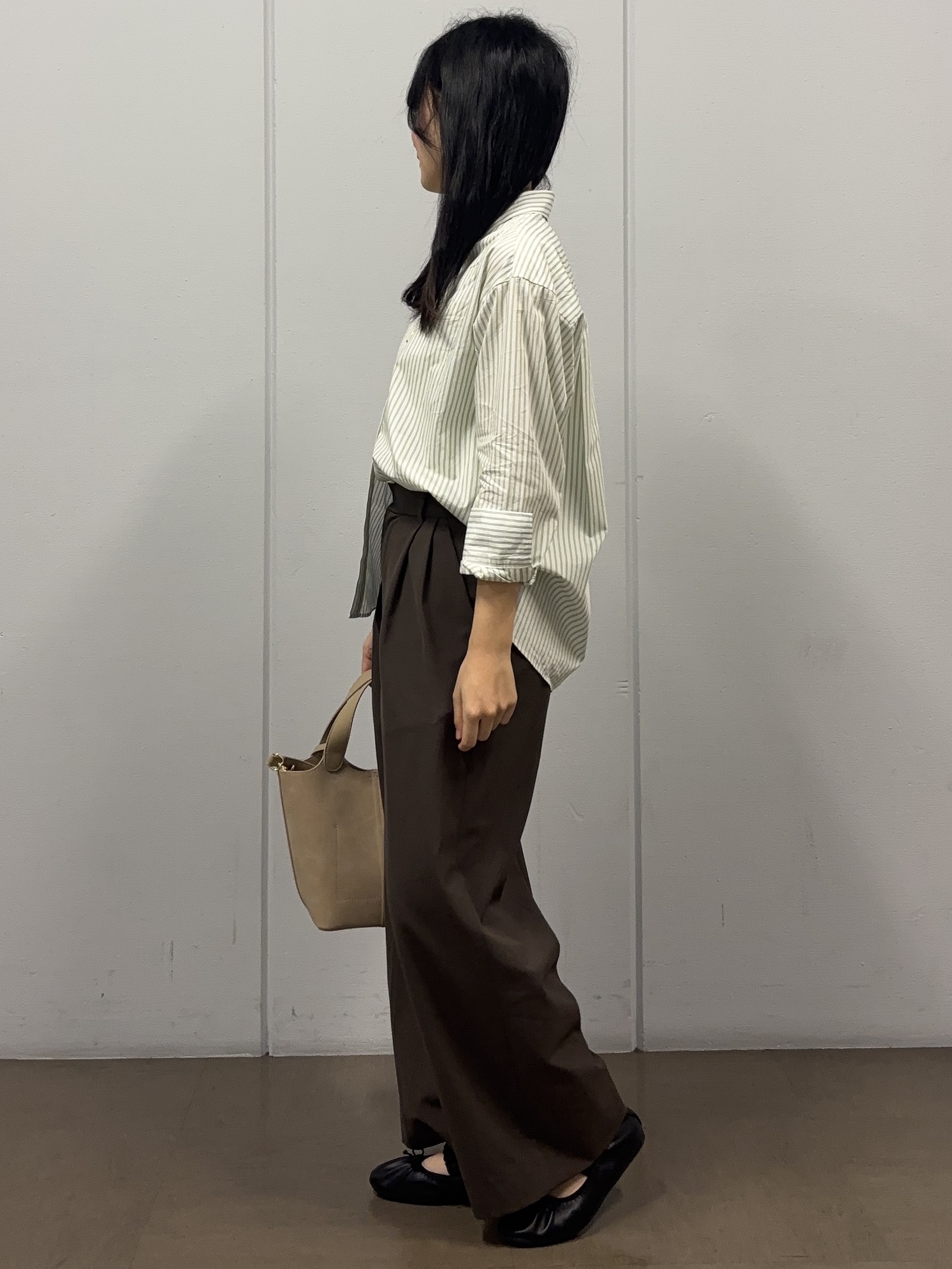 岩本優さんの「UNTITLED｜【6色展開/コットン100】カラーベーシックシャツ」を使ったコーディネート