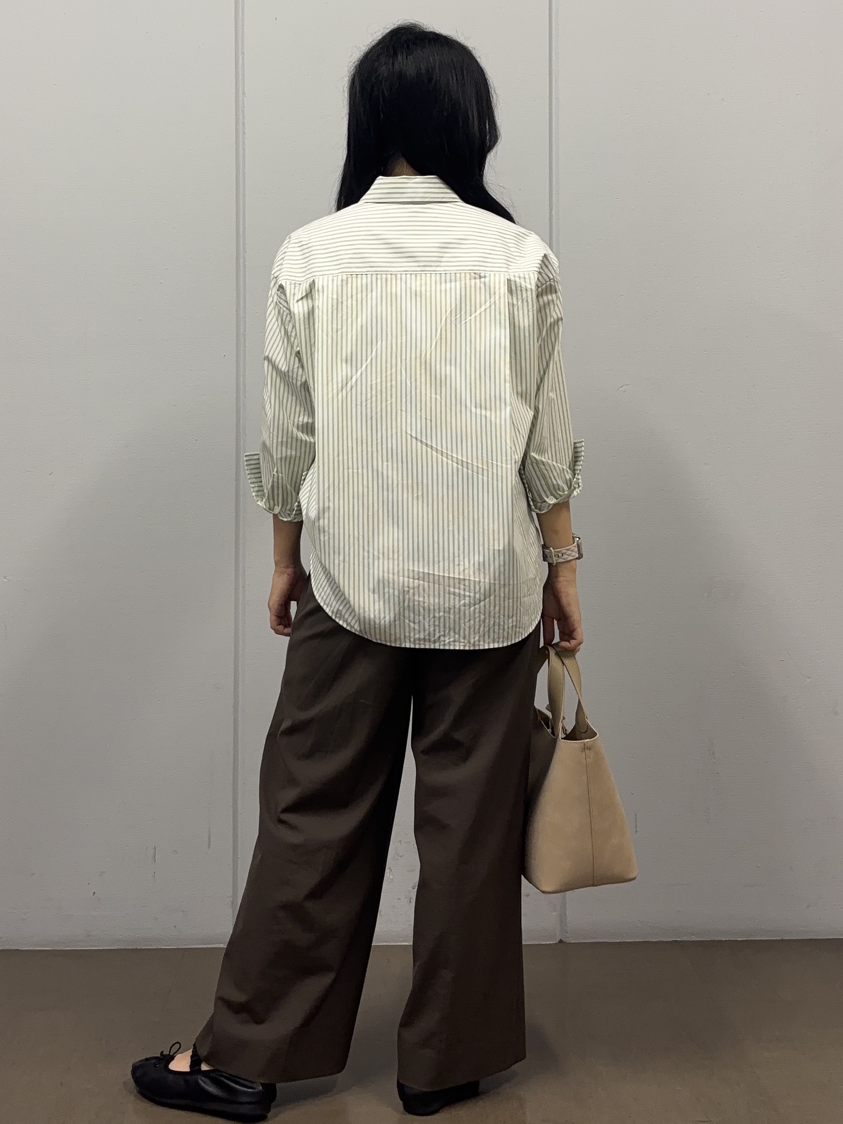 岩本優さんの「UNTITLED｜【6色展開/コットン100】カラーベーシックシャツ」を使ったコーディネート