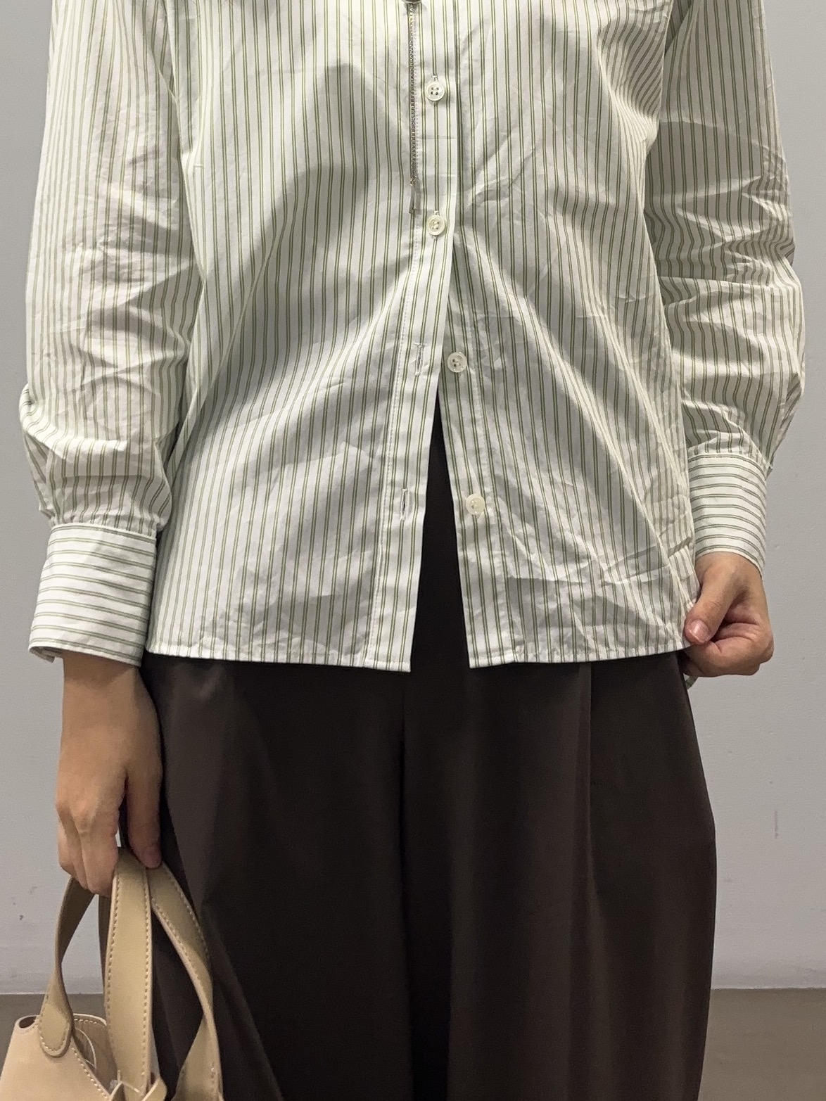 岩本優さんの「UNTITLED｜【6色展開/コットン100】カラーベーシックシャツ」を使ったコーディネート