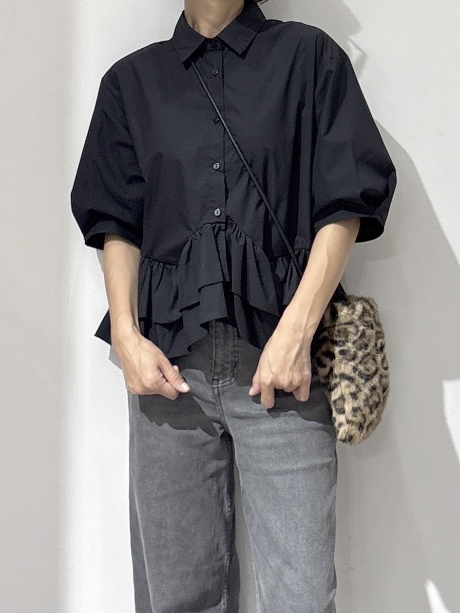 NAKAさんの「OPAQUE.CLIP｜【森絵梨佳さん着用】裾ラッフルデザインブラウス《洗濯機OK》」を使ったコーディネート