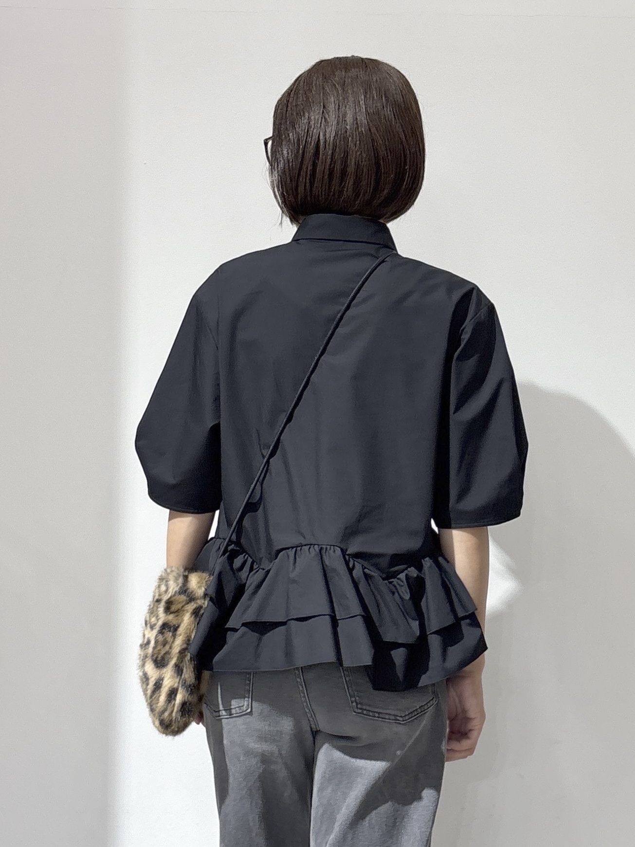 NAKAさんの「OPAQUE.CLIP｜【森絵梨佳さん着用】裾ラッフルデザインブラウス《洗濯機OK》」を使ったコーディネート