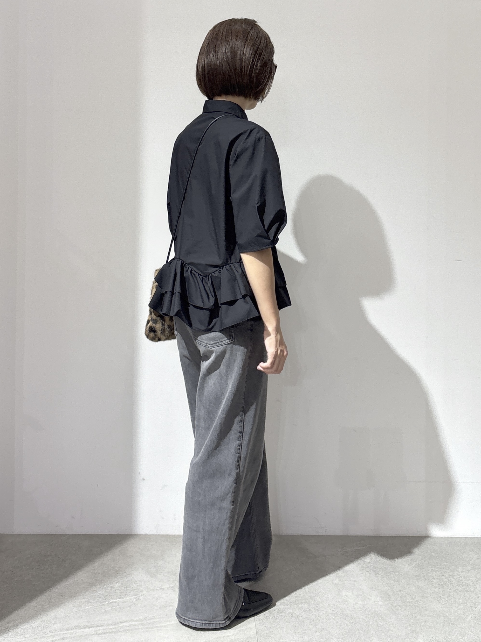 NAKAさんの「OPAQUE.CLIP｜【森絵梨佳さん着用】裾ラッフルデザインブラウス《洗濯機OK》」を使ったコーディネート