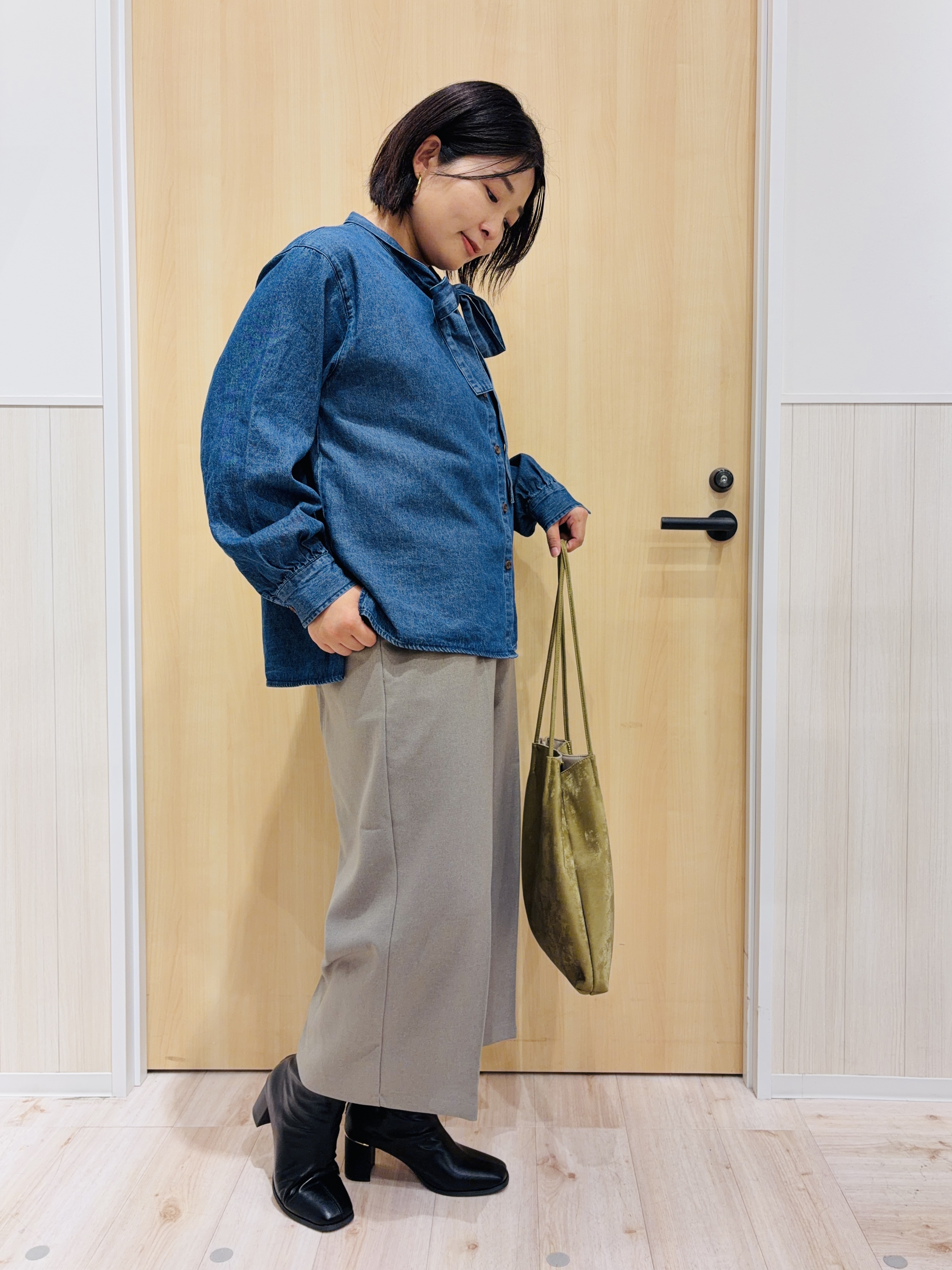 すーさんの「SHOO･LA･RUE｜【S-LL/洗濯機可】華やぐデニムボウタイリボンシャツ」を使ったコーディネート