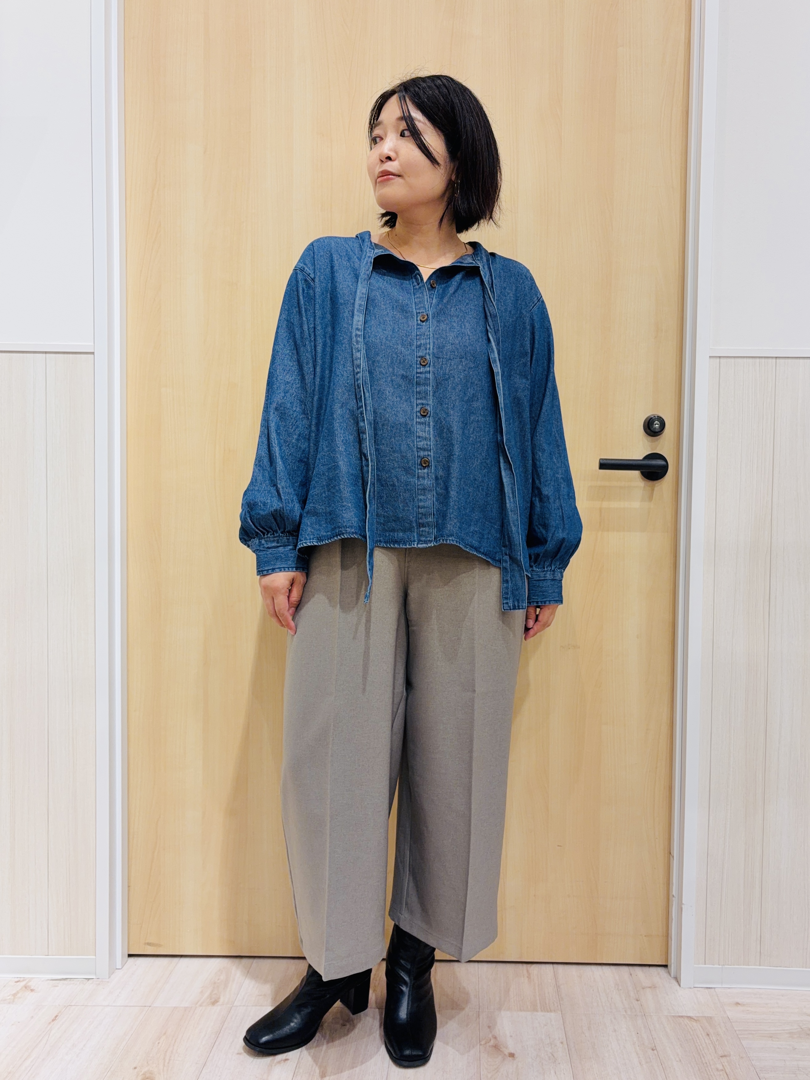 すーさんの「SHOO･LA･RUE｜【S-LL/洗濯機可】華やぐデニムボウタイリボンシャツ」を使ったコーディネート