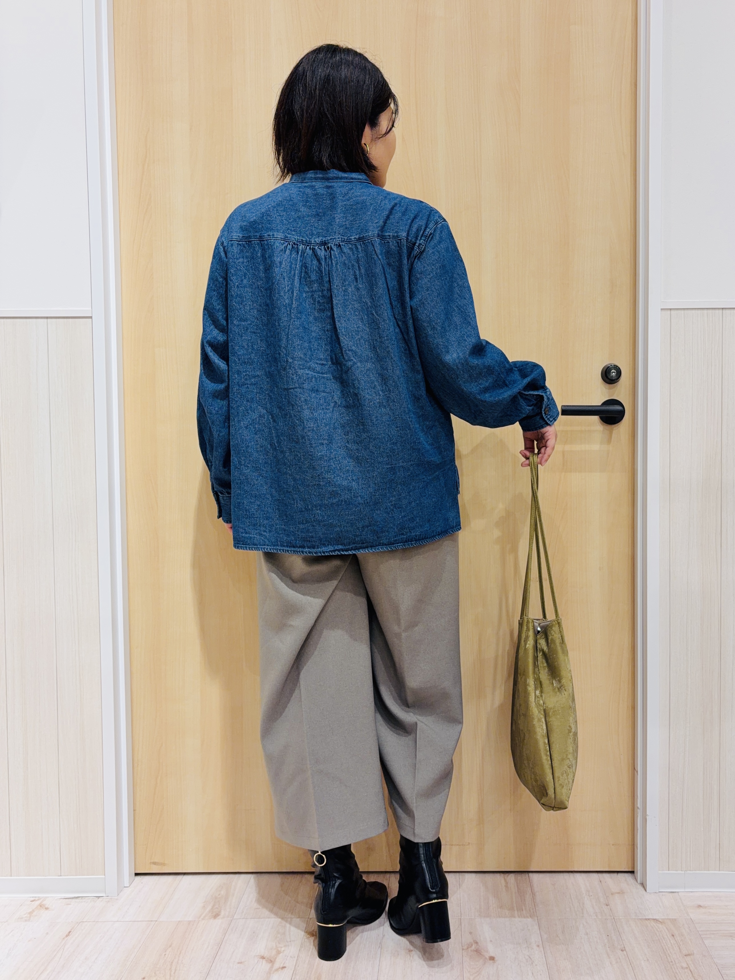 すーさんの「SHOO･LA･RUE｜【S-LL/洗濯機可】華やぐデニムボウタイリボンシャツ」を使ったコーディネート
