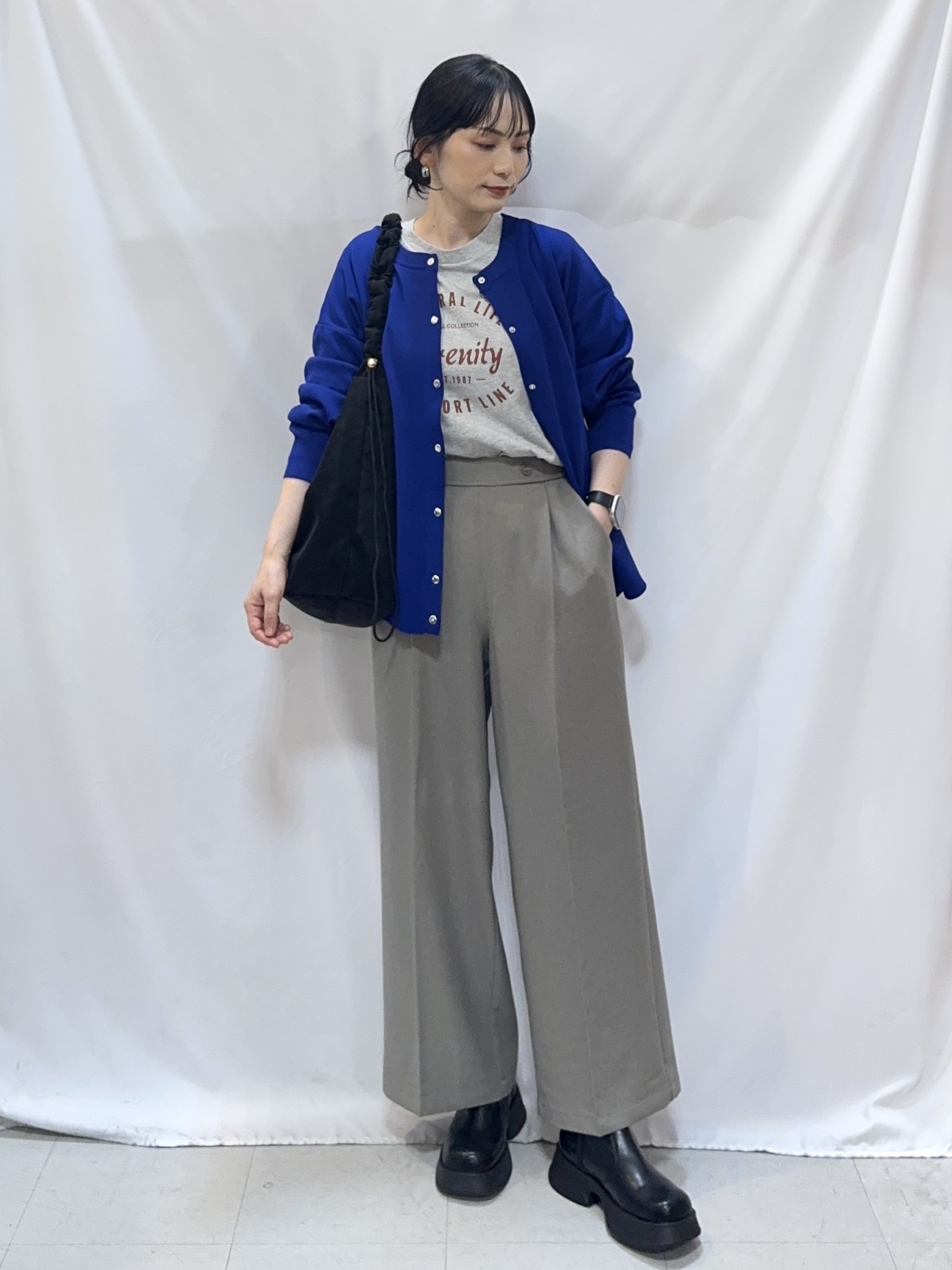 𝐇𝐢𝐫𝐨𝐦𝐢さんの「SHOO･LA･RUE｜【セットアップ可/洗濯機可】軽やかに羽織れる スポンディッシュ ニットカーディガン」を使ったコーディネート