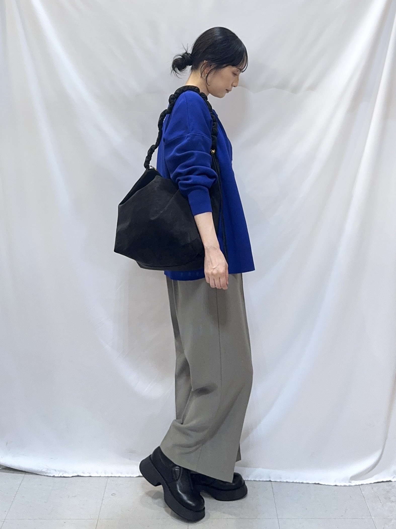 𝐇𝐢𝐫𝐨𝐦𝐢さんの「SHOO･LA･RUE｜【セットアップ可/洗濯機可】軽やかに羽織れる スポンディッシュ ニットカーディガン」を使ったコーディネート