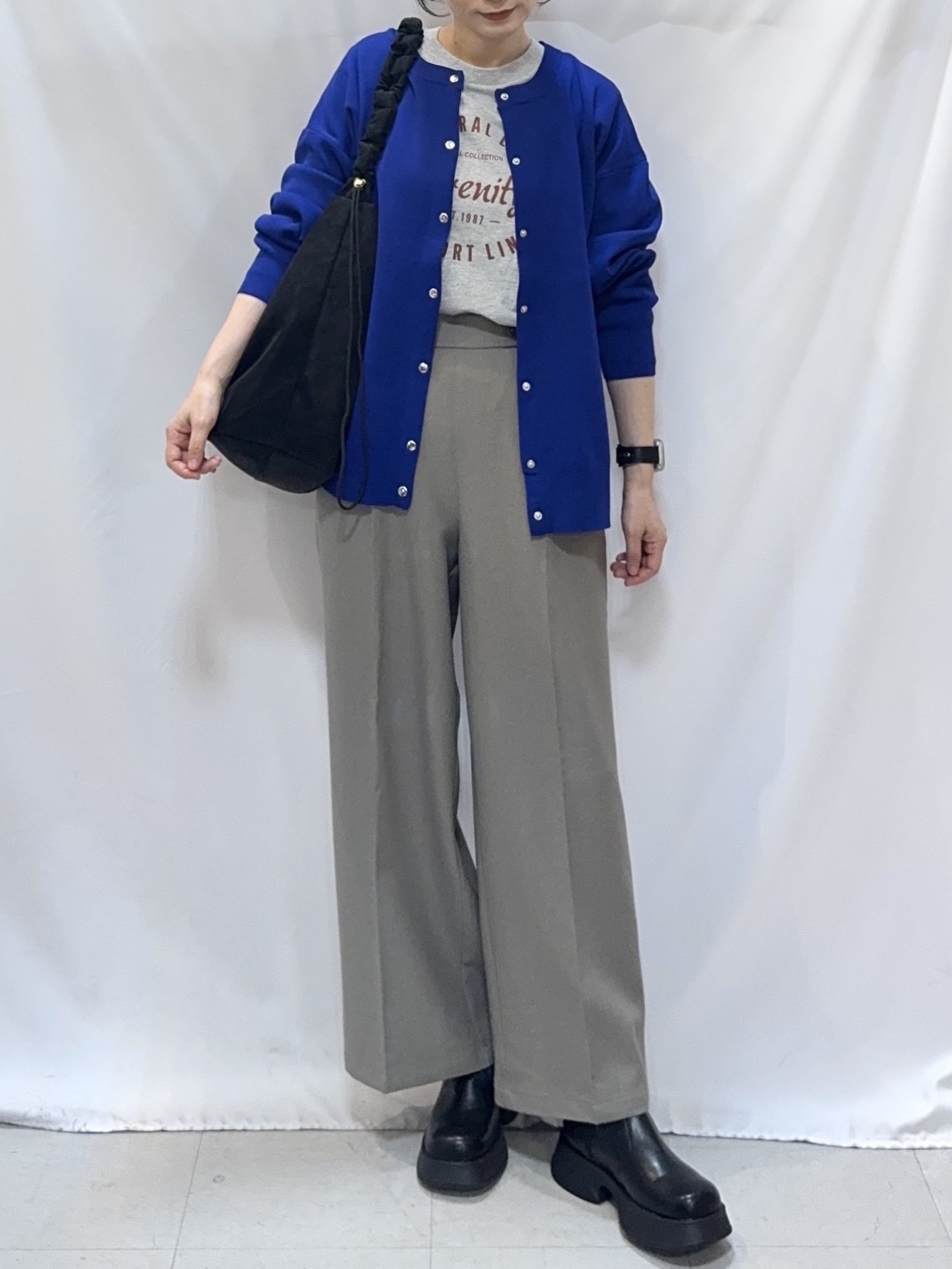 𝐇𝐢𝐫𝐨𝐦𝐢さんの「SHOO･LA･RUE｜【セットアップ可/洗濯機可】軽やかに羽織れる スポンディッシュ ニットカーディガン」を使ったコーディネート