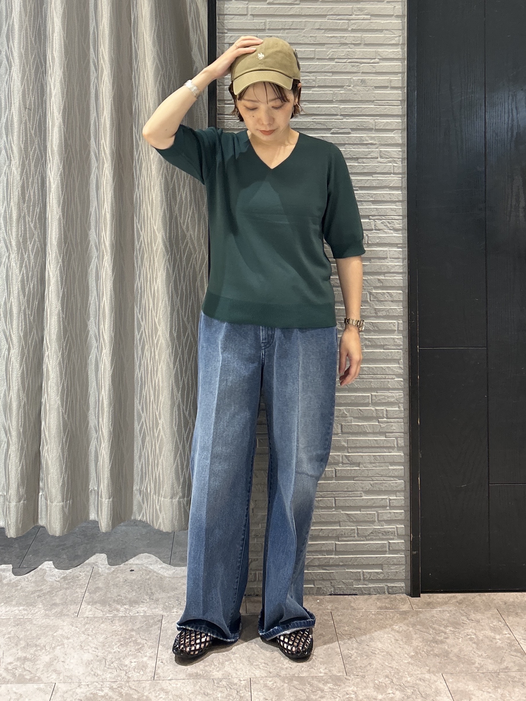 ga_riさんの「THE SHOP TK｜【秋始めにちょうどいい/毛玉防止】すっきりVネック秋色6分袖ニット」を使ったコーディネート