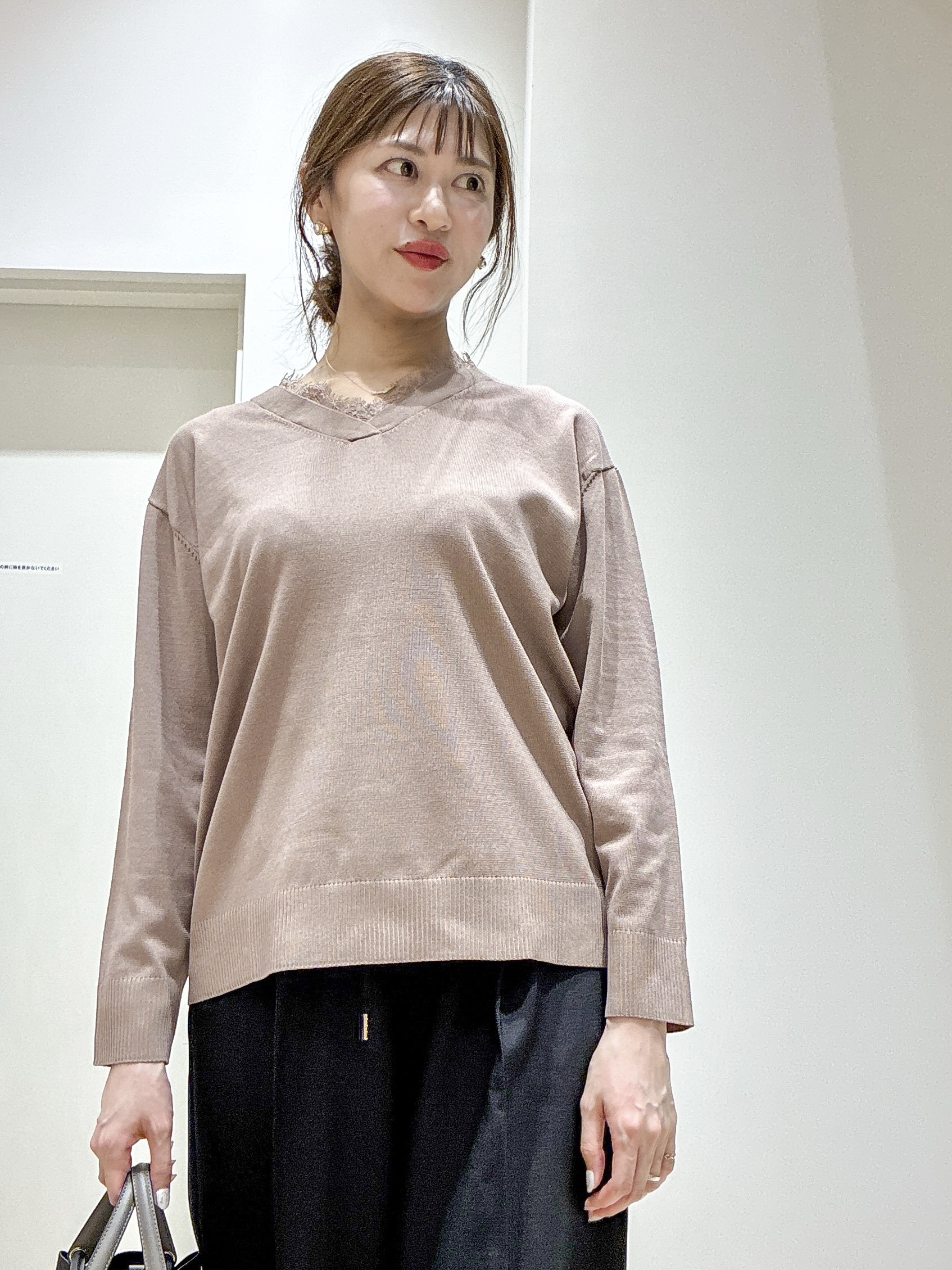 もんちゃんさんの「OPAQUE.CLIP｜レース付きVネックニット【洗濯機OK】」を使ったコーディネート