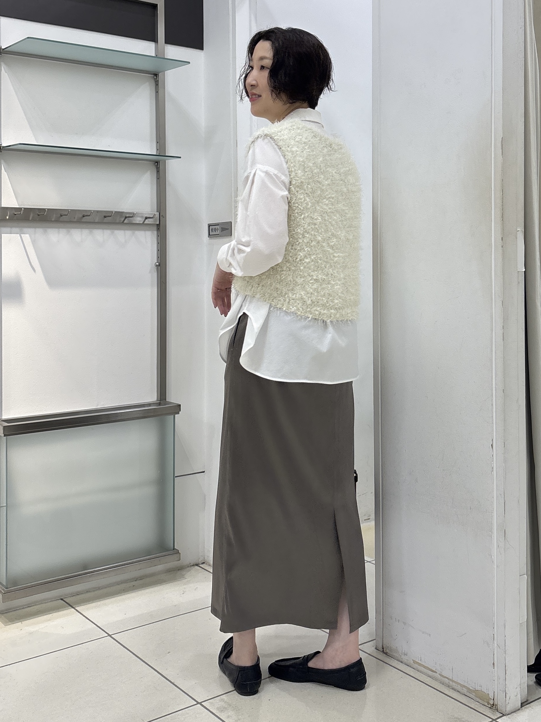 yuriさんの「INDIVI｜【吸汗速乾／ストレッチ◎】サテン素材ナロースカート」を使ったコーディネート