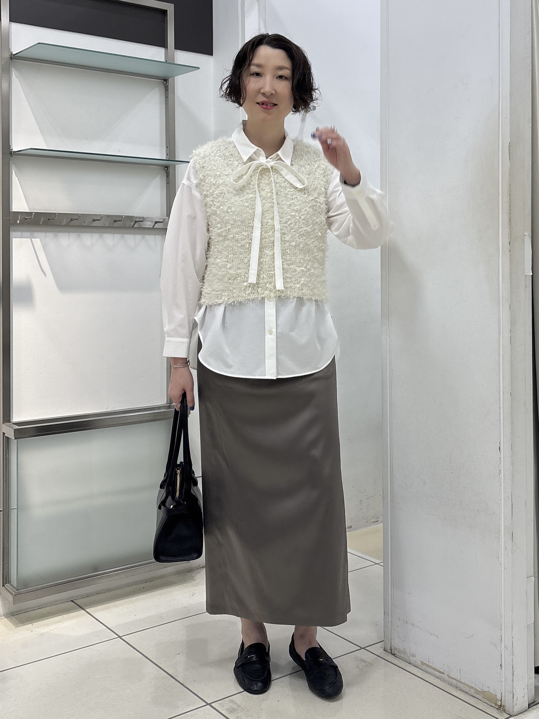 yuriさんの「INDIVI｜【吸汗速乾／ストレッチ◎】サテン素材ナロースカート」を使ったコーディネート