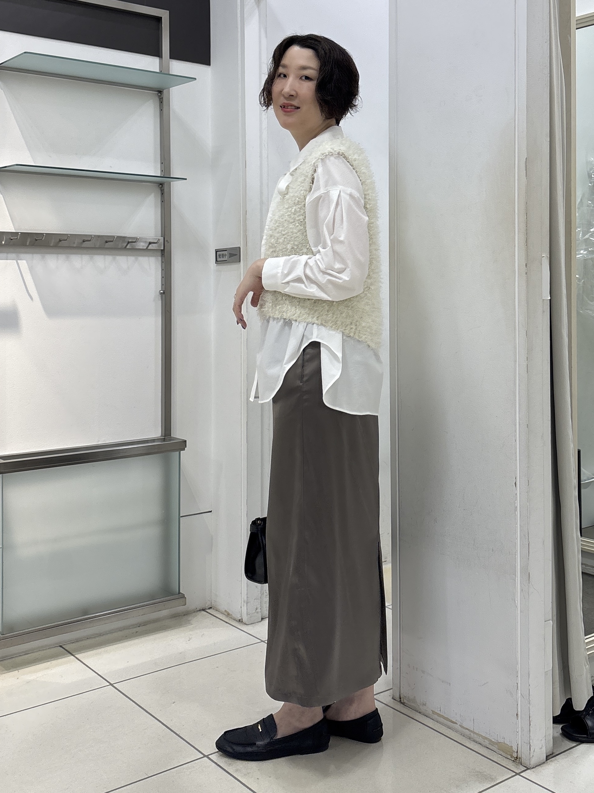 yuriさんの「INDIVI｜【吸汗速乾／ストレッチ◎】サテン素材ナロースカート」を使ったコーディネート
