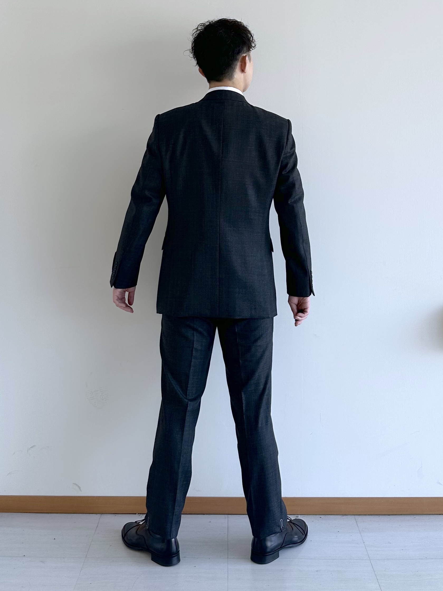 イッシーさんの「TAKEO KIKUCHI｜シャイニーシャーク ストライプスーツ／スリーピース対応」を使ったコーディネート