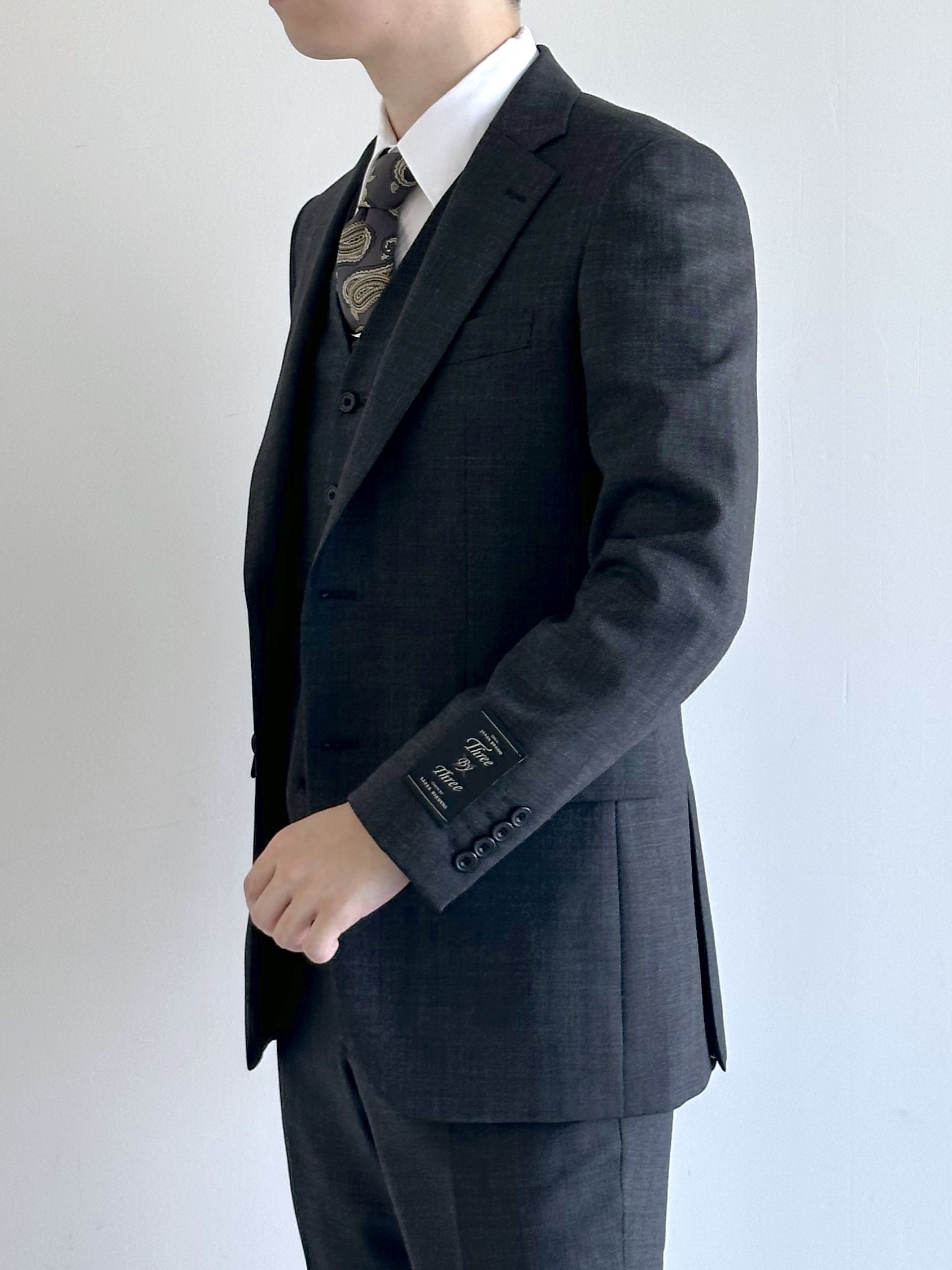 イッシーさんの「TAKEO KIKUCHI｜シャイニーシャーク ストライプスーツ／スリーピース対応」を使ったコーディネート
