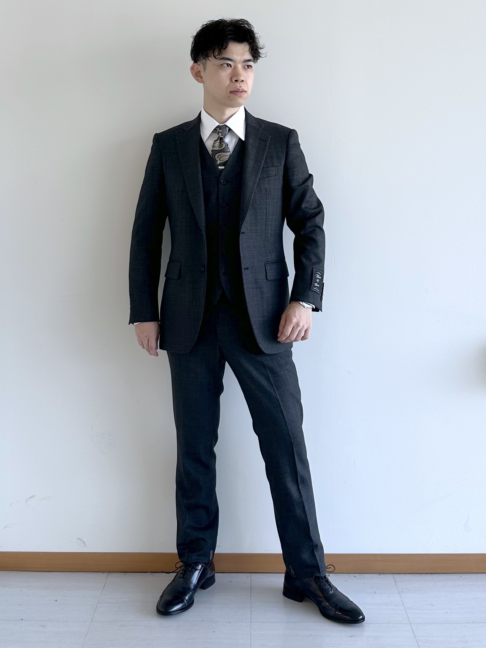 イッシーさんの「TAKEO KIKUCHI｜シャイニーシャーク ストライプスーツ／スリーピース対応」を使ったコーディネート