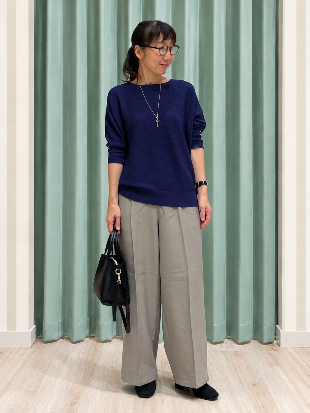 まつみさんの「SHOO･LA･RUE｜【毛玉になりにくい】パール調ボタンが女性らしさをプラス ガーター切替 7分袖ドルマンニット」を使ったコーディネート