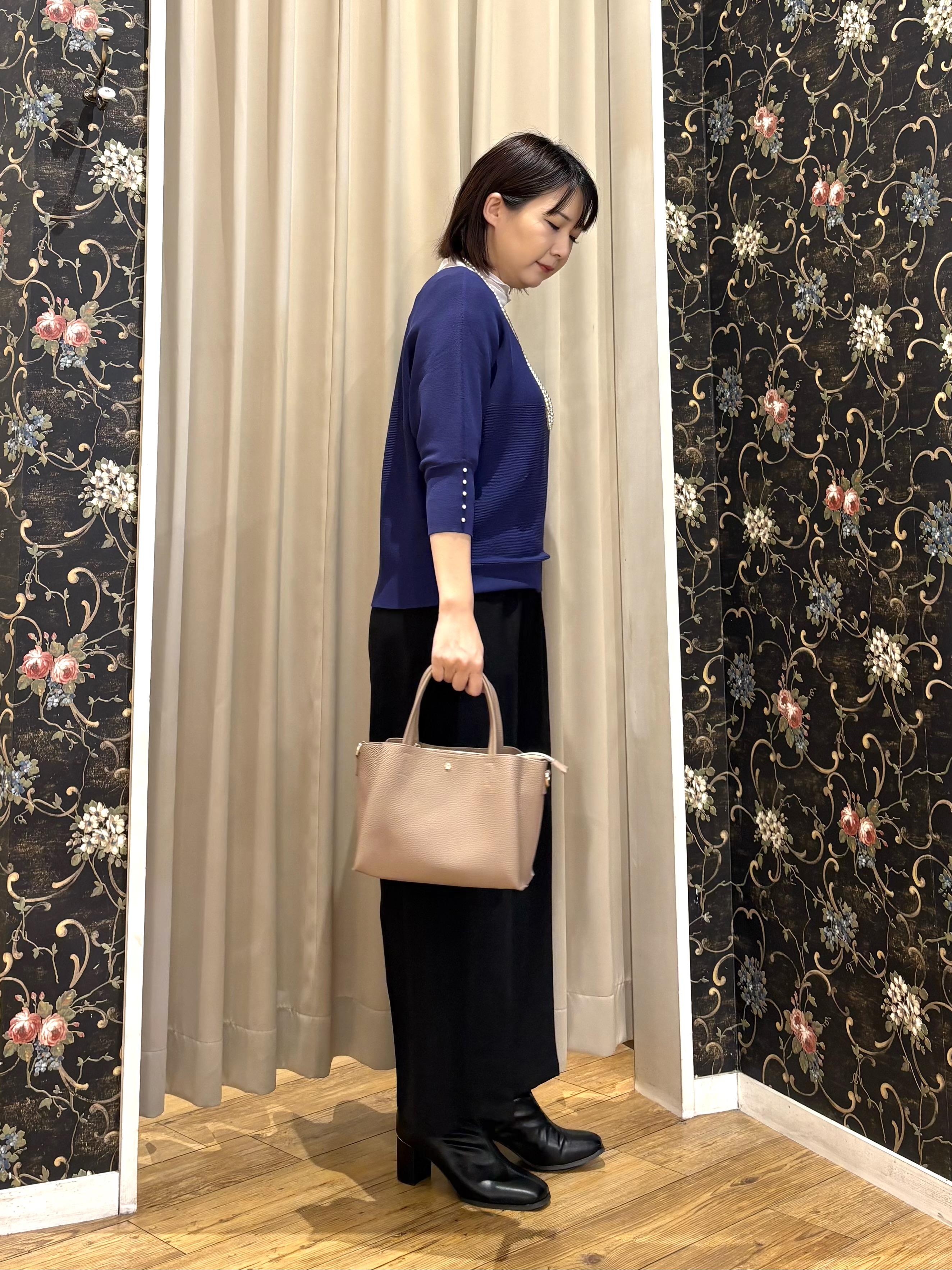 ネリさんの「SHOO･LA･RUE｜【毛玉になりにくい】パール調ボタンが女性らしさをプラス ガーター切替 7分袖ドルマンニット」を使ったコーディネート