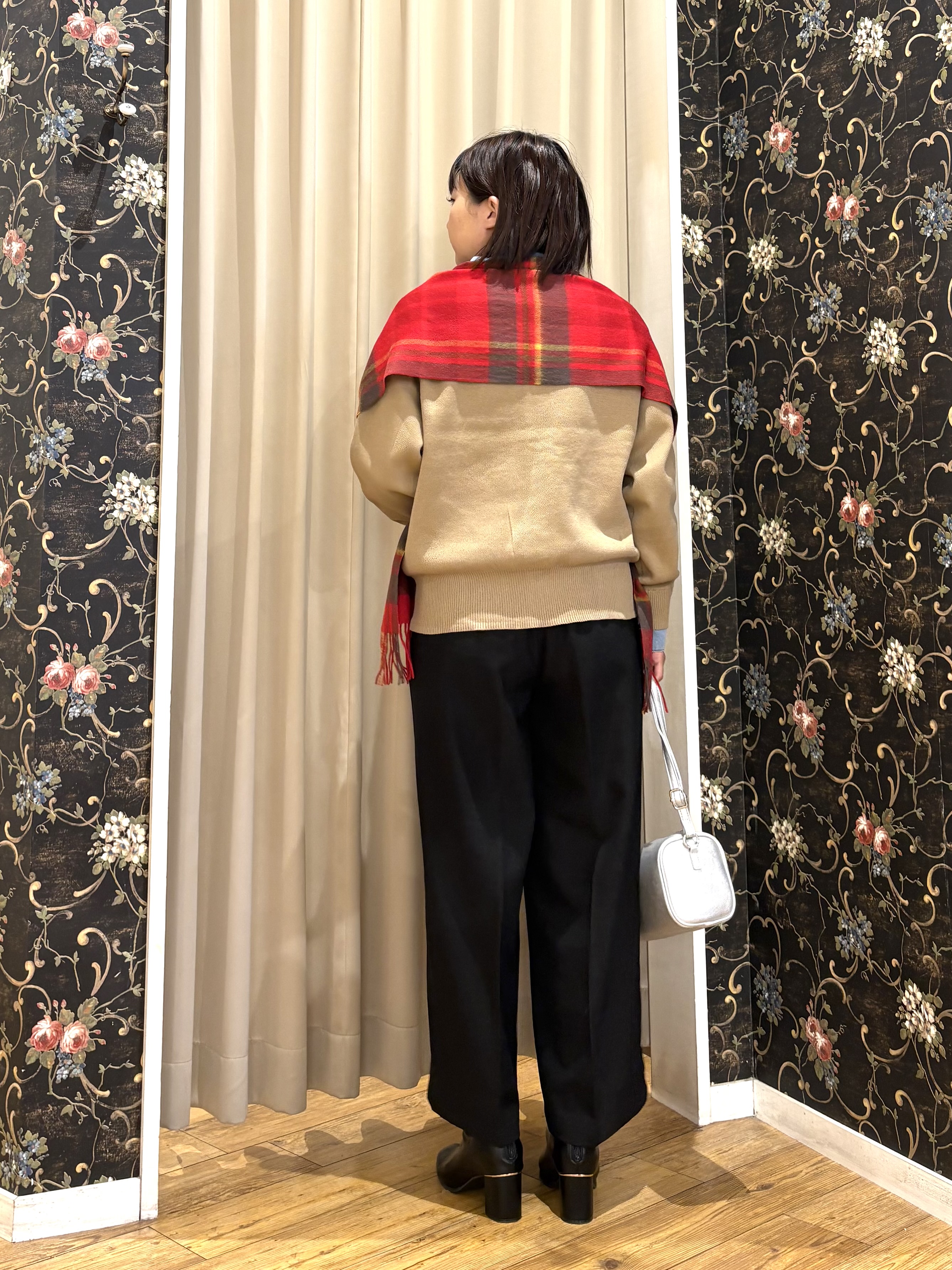ネリさんの「SHOO･LA･RUE｜【S-LL/洗濯機可】デニム／チェック切替でこなれ見え 金ボタンニットカーディガン」を使ったコーディネート