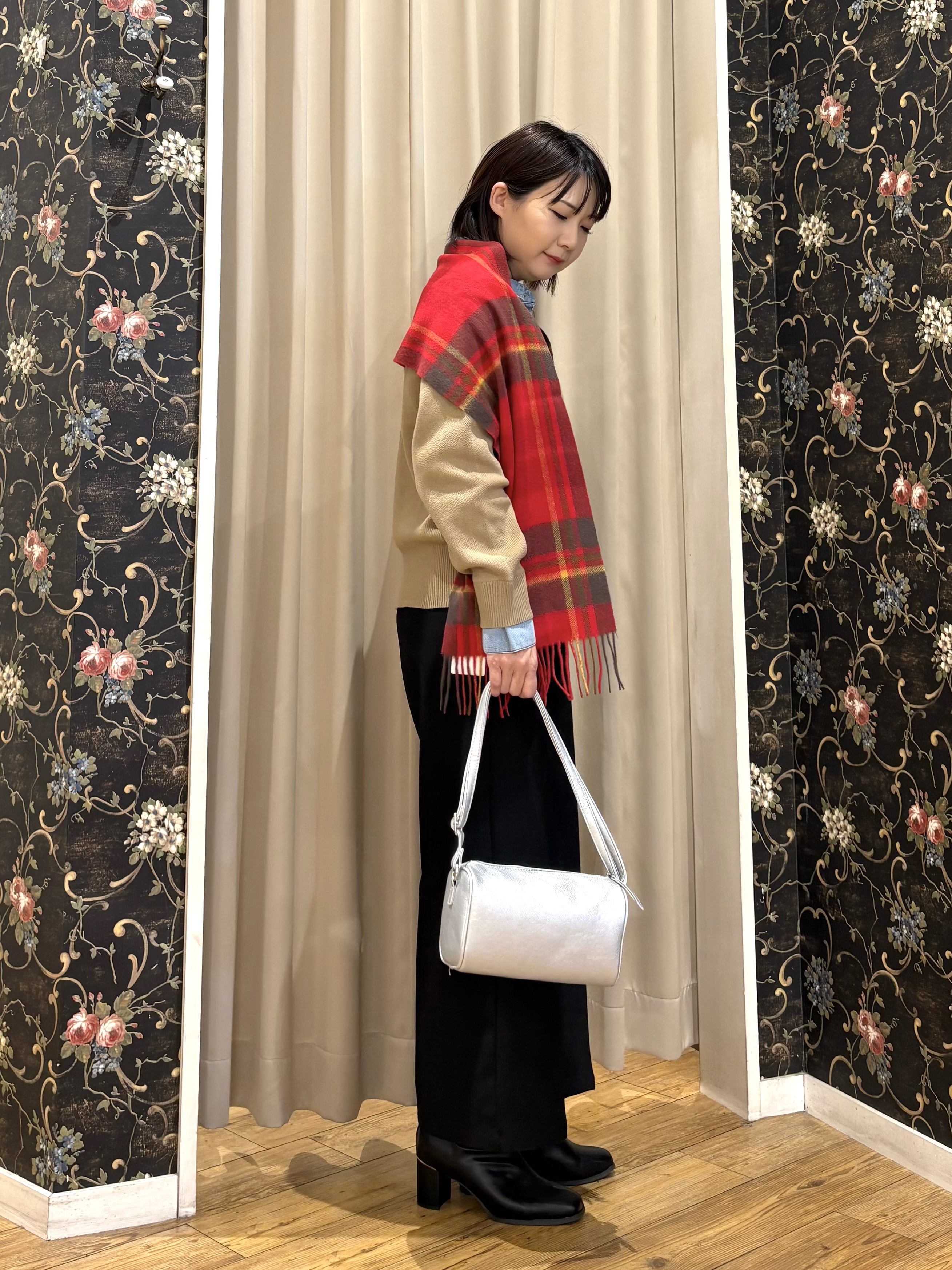 ネリさんの「SHOO･LA･RUE｜【S-LL/洗濯機可】デニム／チェック切替でこなれ見え 金ボタンニットカーディガン」を使ったコーディネート