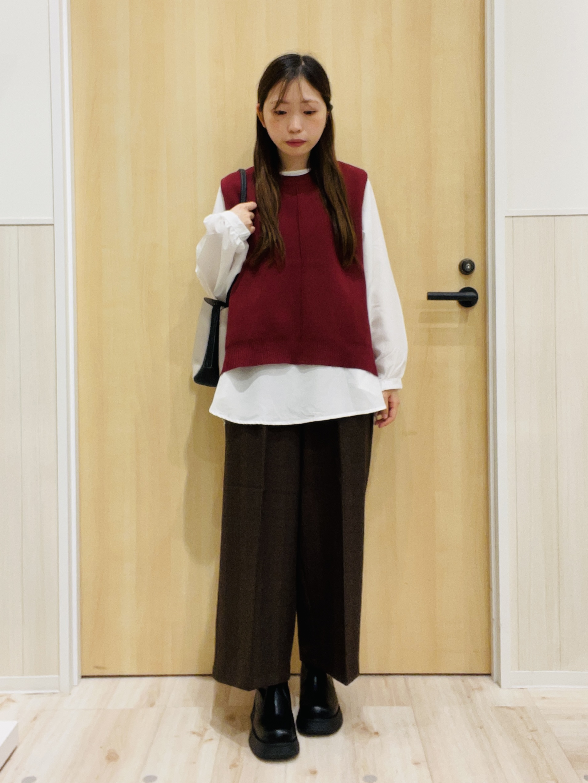 minamiさんの「SHOO･LA･RUE｜【2点セット/S-LL】着回し自在 スポンディッシュニットベスト＆フレアシャツ」を使ったコーディネート