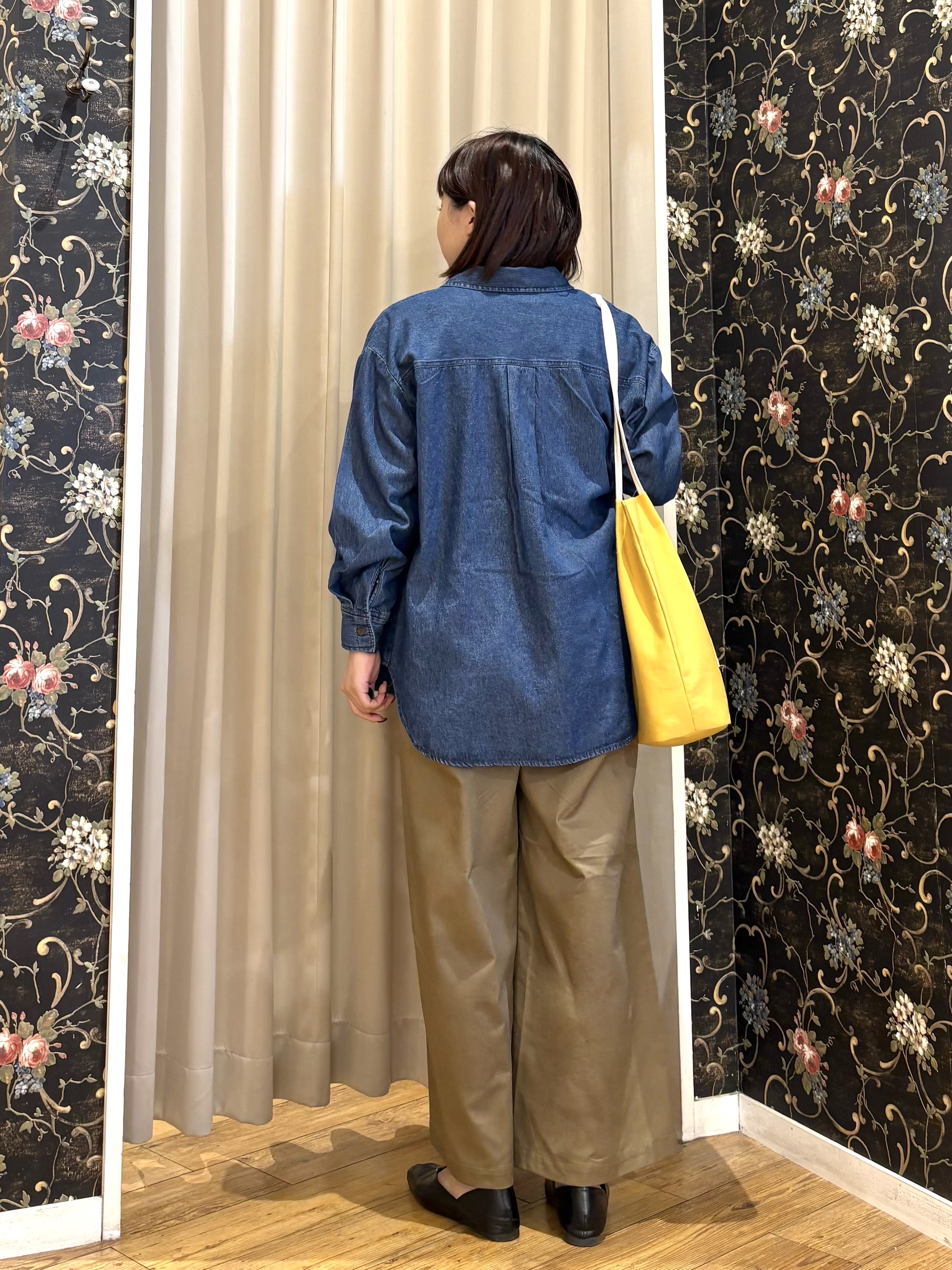 ネリさんの「SHOO･LA･RUE｜【S-LL/洗濯機可/体型カバー】ライトオンスデニム ダブルポケット オーバーサイズシャツ」を使ったコーディネート