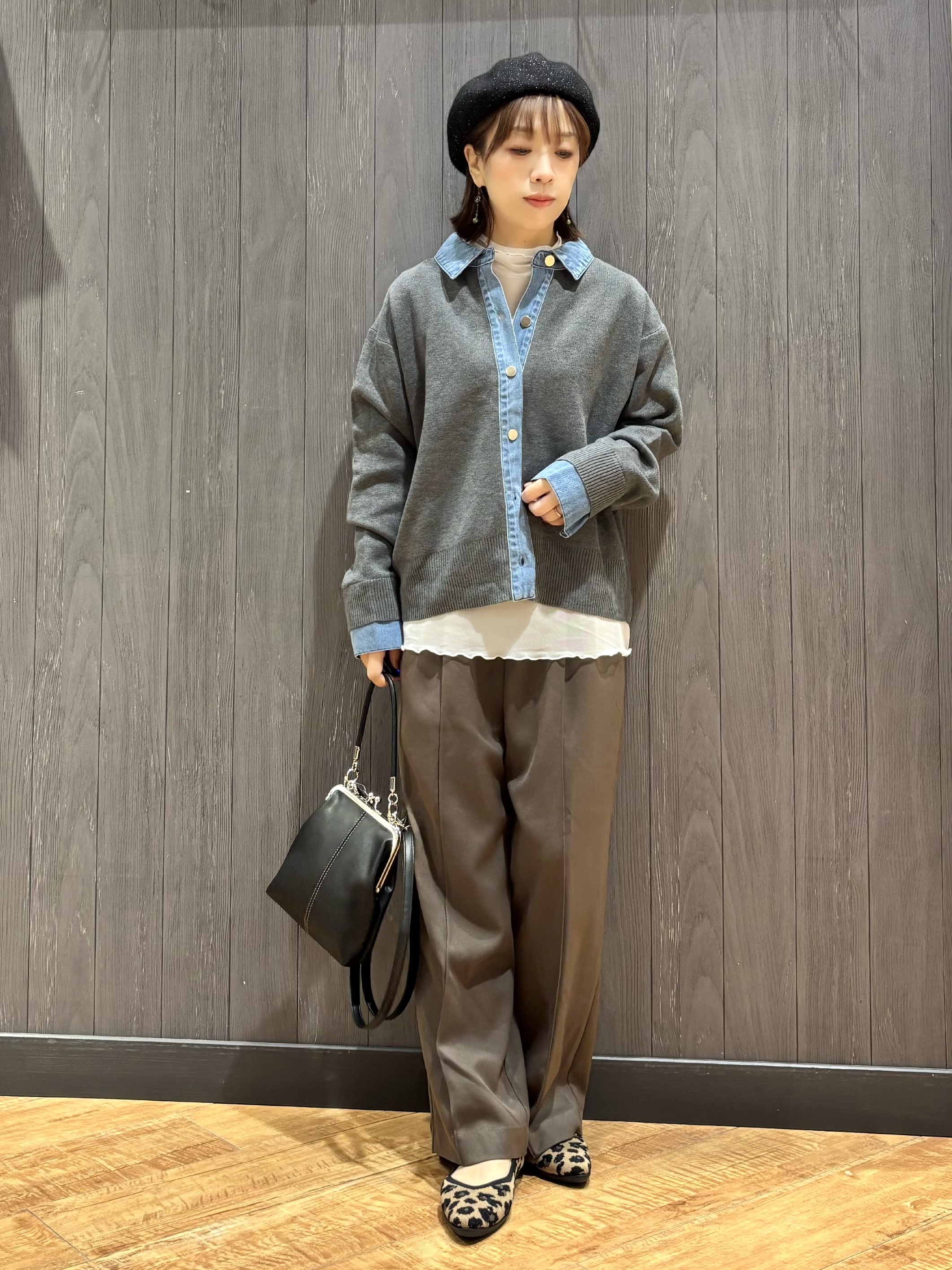 meiさんの「SHOO･LA･RUE｜【S-LL/洗濯機可】デニム／チェック切替でこなれ見え 金ボタンニットカーディガン」を使ったコーディネート