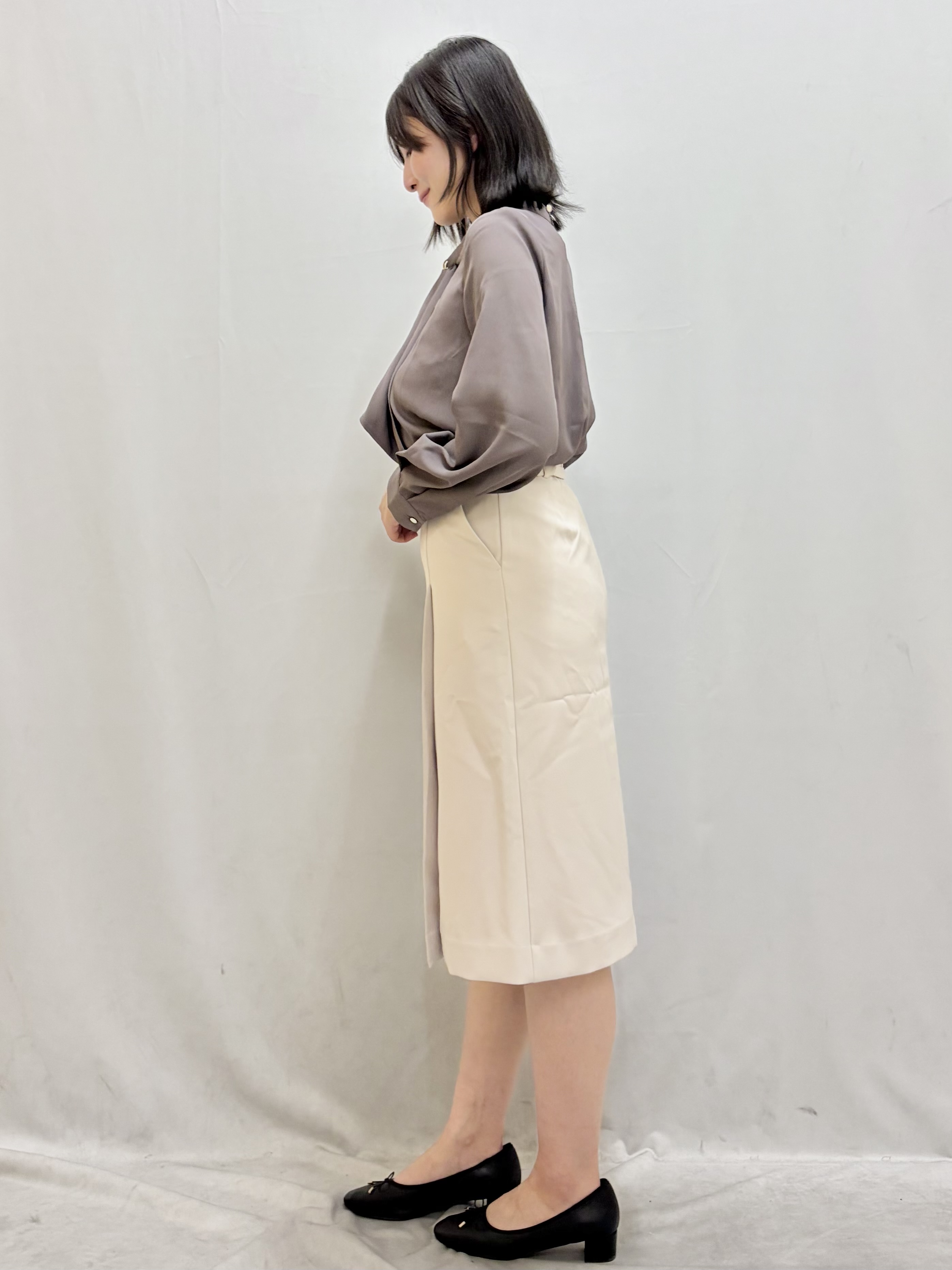 kasumiさんの「index｜ゴールドモチーフ付きボウタイブラウス【洗濯機OK／イージーアイロン】」を使ったコーディネート