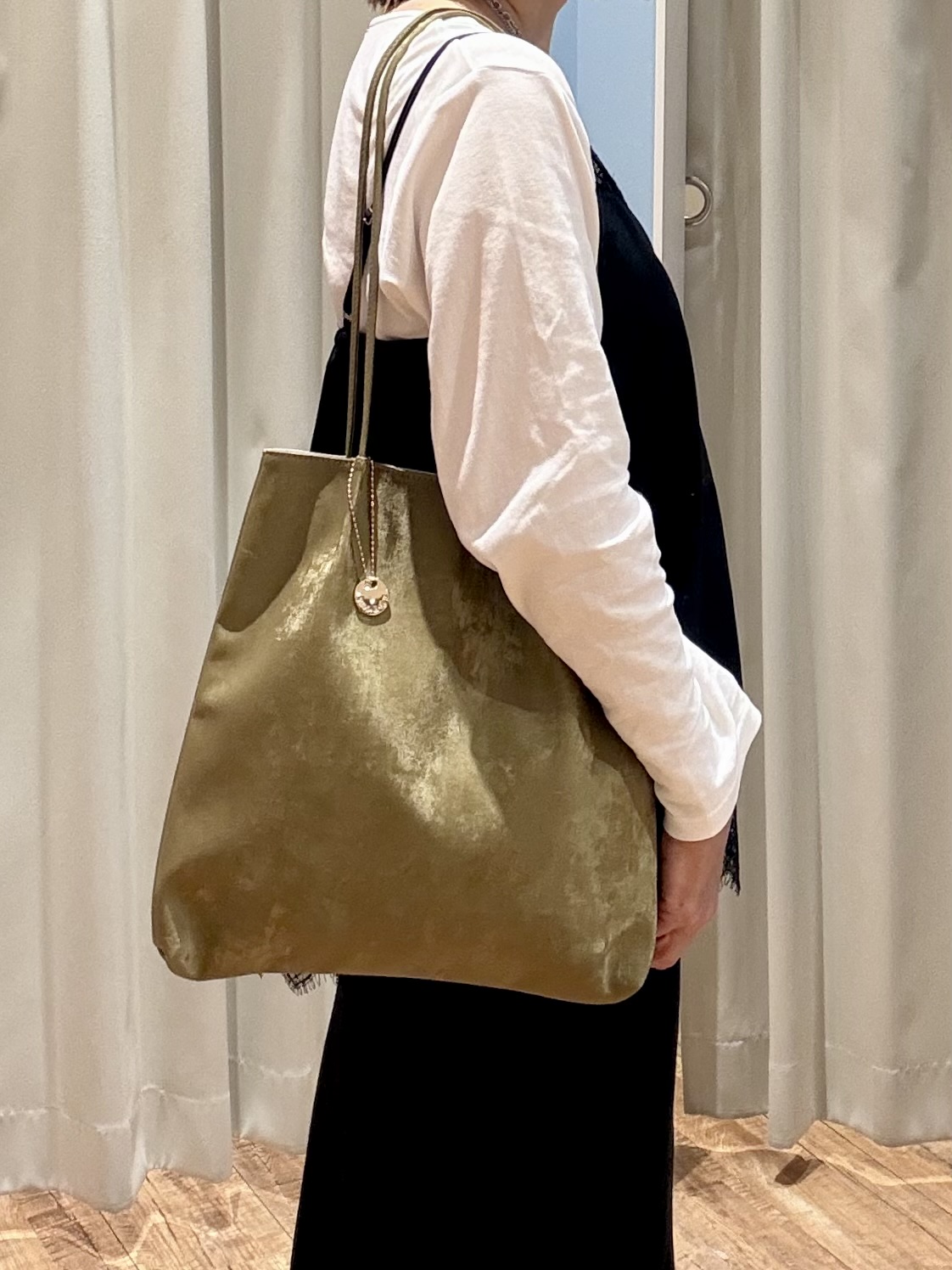 yuさんの「SHOO･LA･RUE｜【UV/S-LL/洗濯機可】大人上品 ロゴプリントロンT」を使ったコーディネート