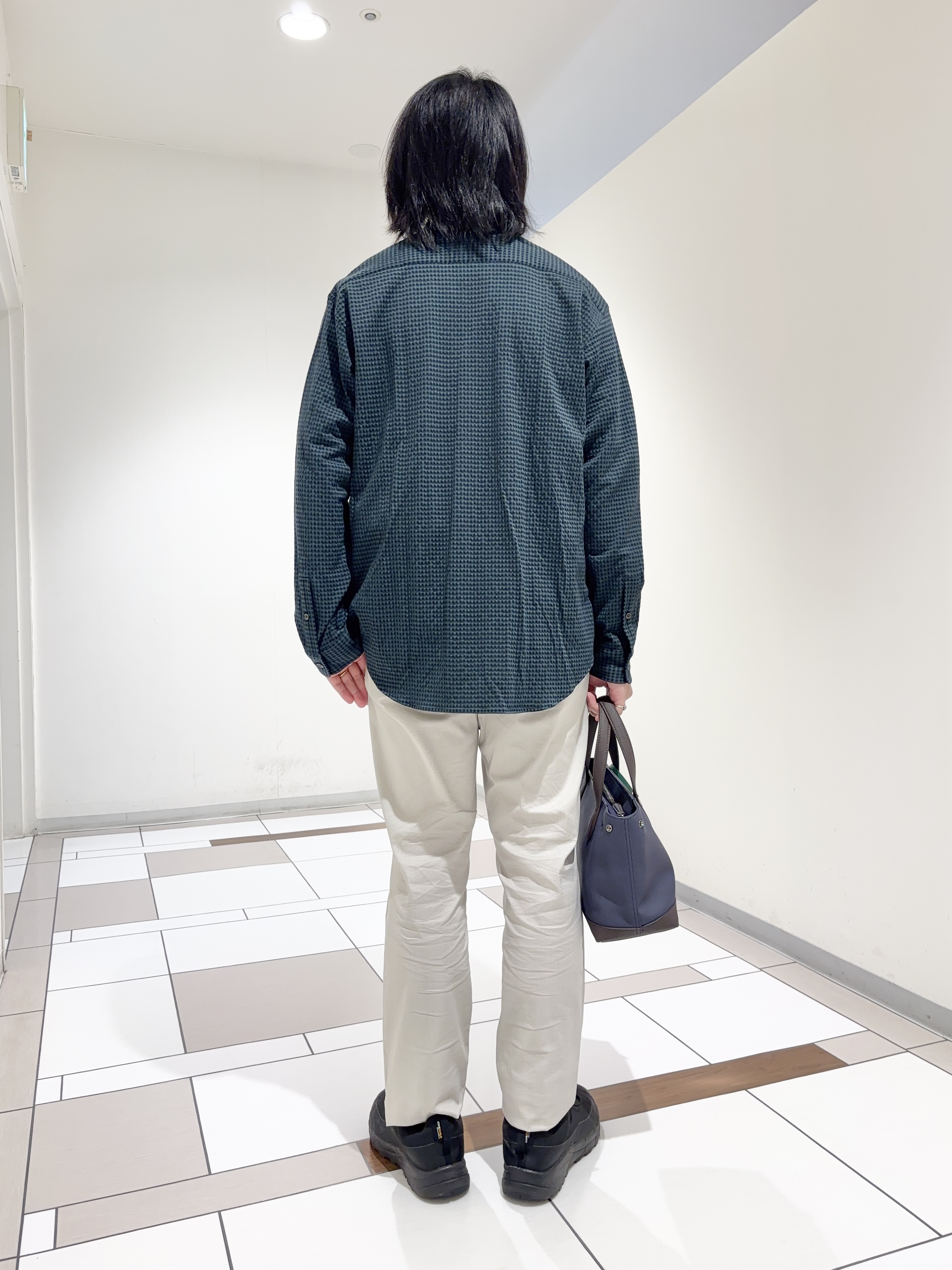 及川さんの「TAKEO KIKUCHI｜【抗菌防臭/シーズンレス】シアサッカーギンガムチェック ストレッチシャツ」を使ったコーディネート