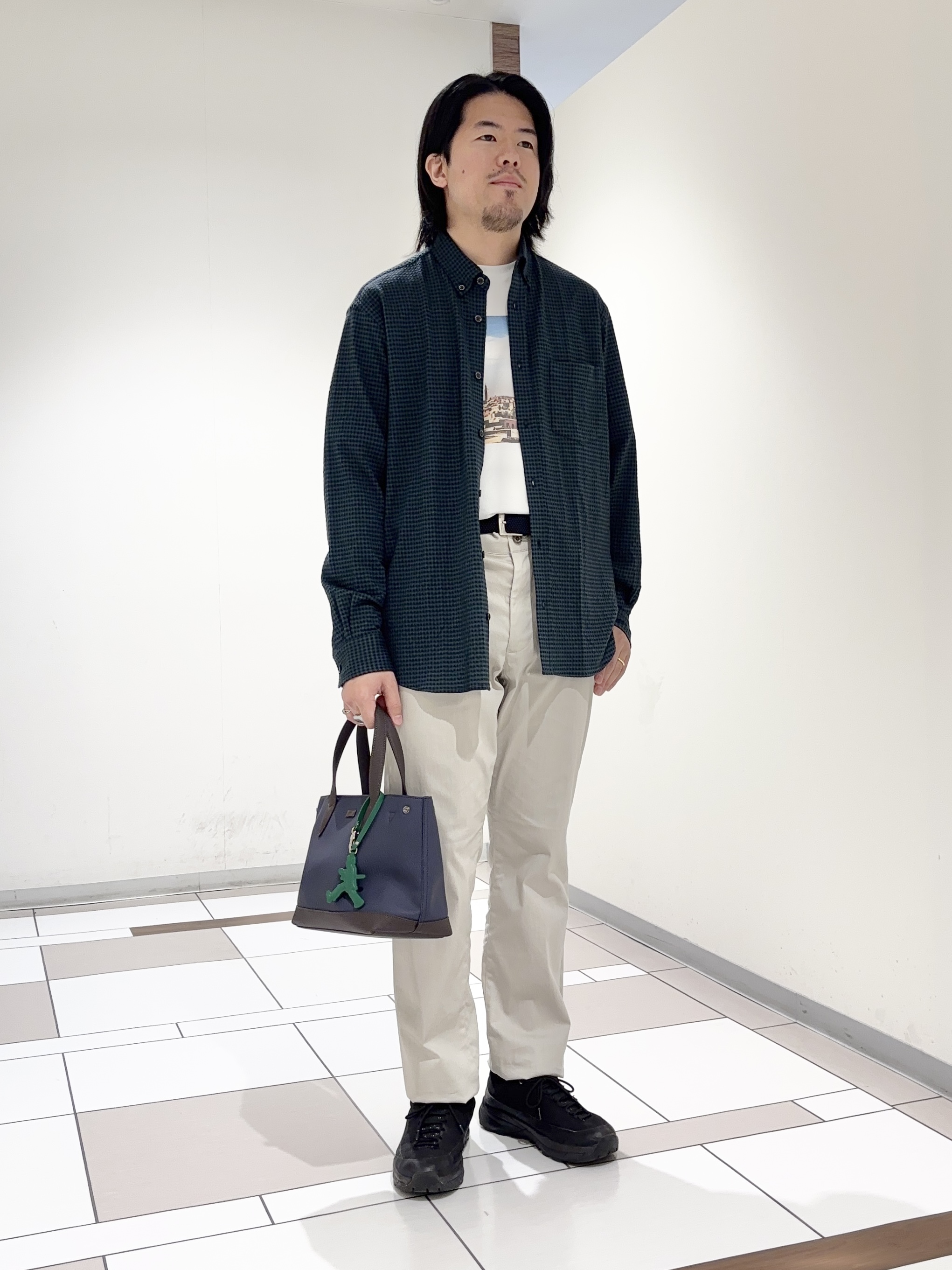 及川さんの「TAKEO KIKUCHI｜【抗菌防臭/シーズンレス】シアサッカーギンガムチェック ストレッチシャツ」を使ったコーディネート