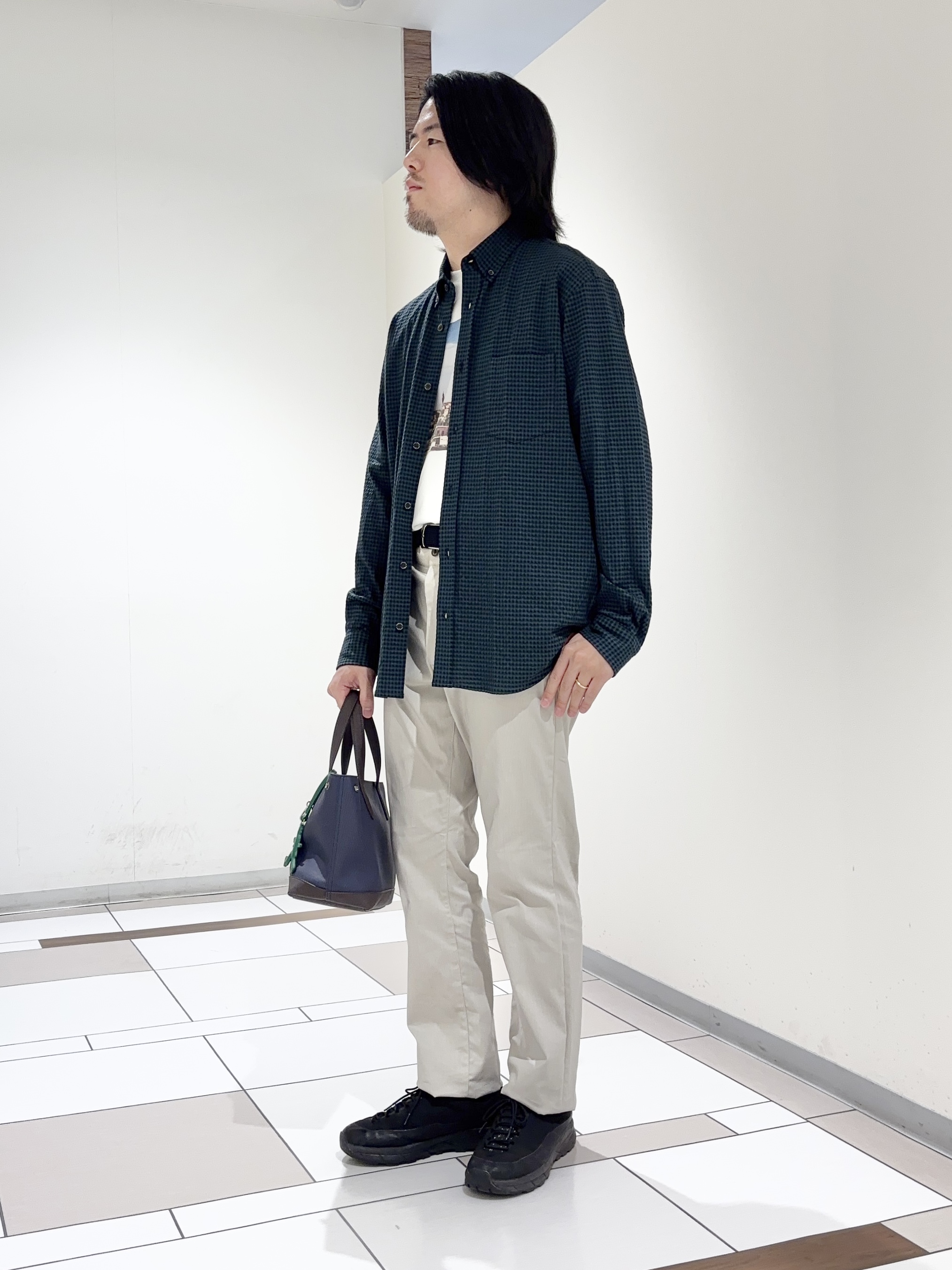 及川さんの「TAKEO KIKUCHI｜【抗菌防臭/シーズンレス】シアサッカーギンガムチェック ストレッチシャツ」を使ったコーディネート