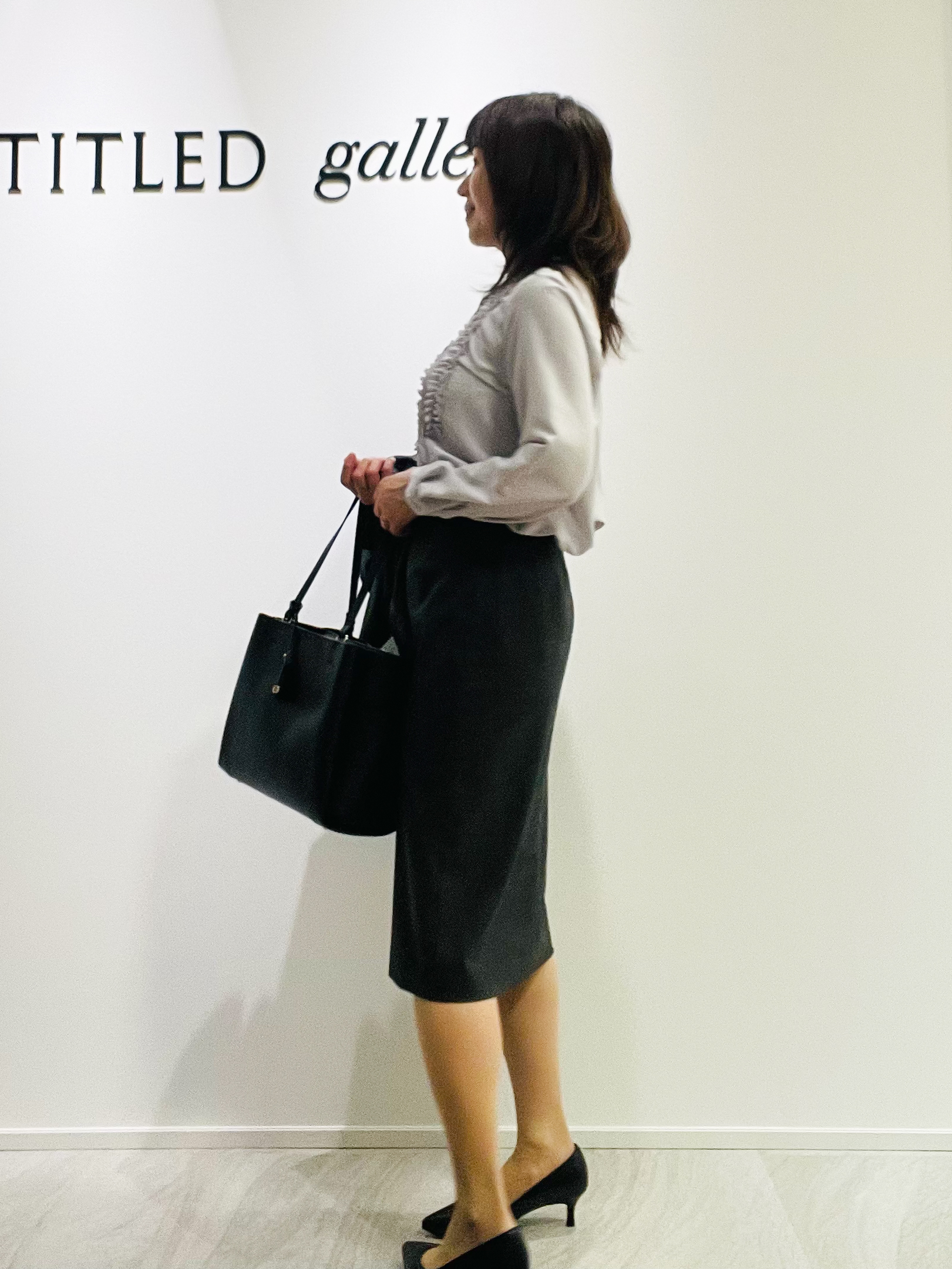 めいさんの「UNTITLED｜【1枚で着映え/オンオフ着回し】フリルサテンブラウス」を使ったコーディネート
