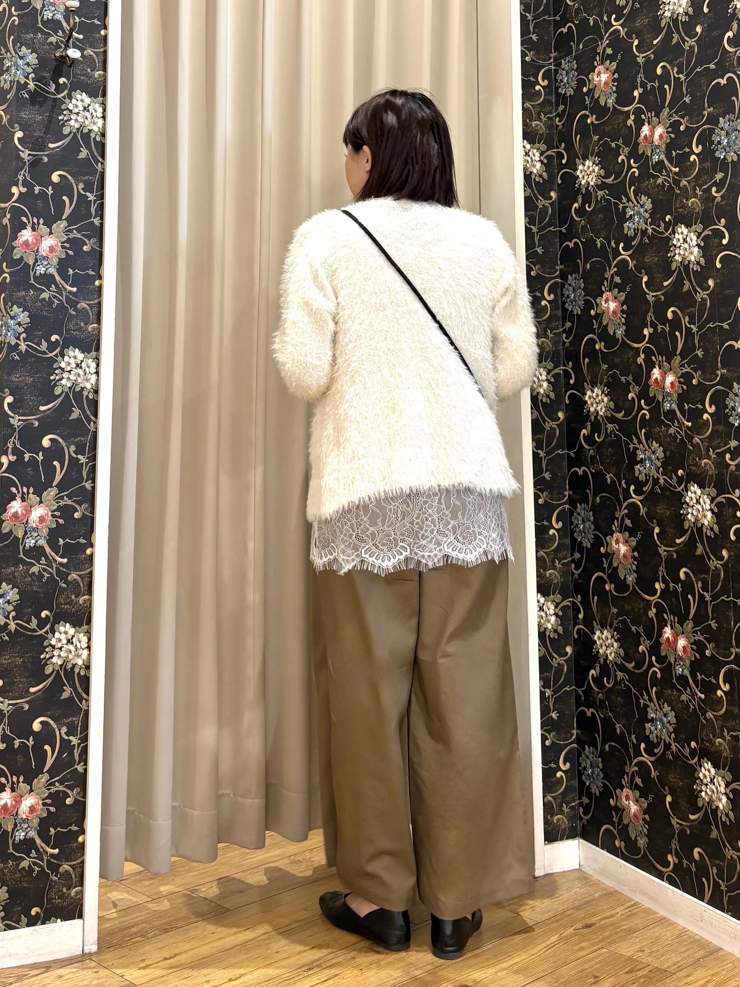 ネリさんの「SHOO･LA･RUE｜【洗濯機可】ふわふわフェザーⅤネックカーディガン」を使ったコーディネート