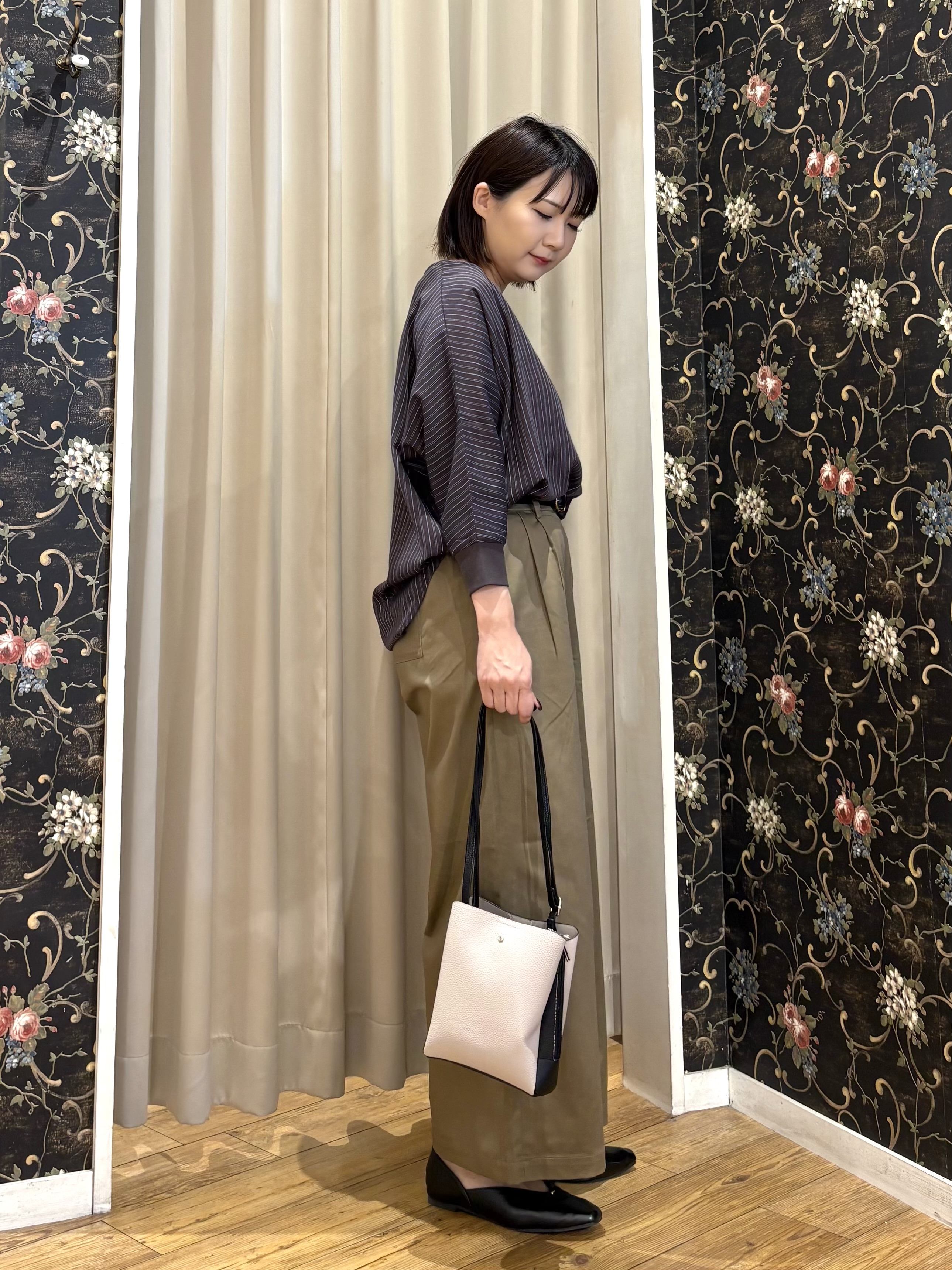 ネリさんの「SHOO･LA･RUE｜【着丈選べる/洗濯後しわになりにくい】インせず着られる ドルマンブラウス」を使ったコーディネート