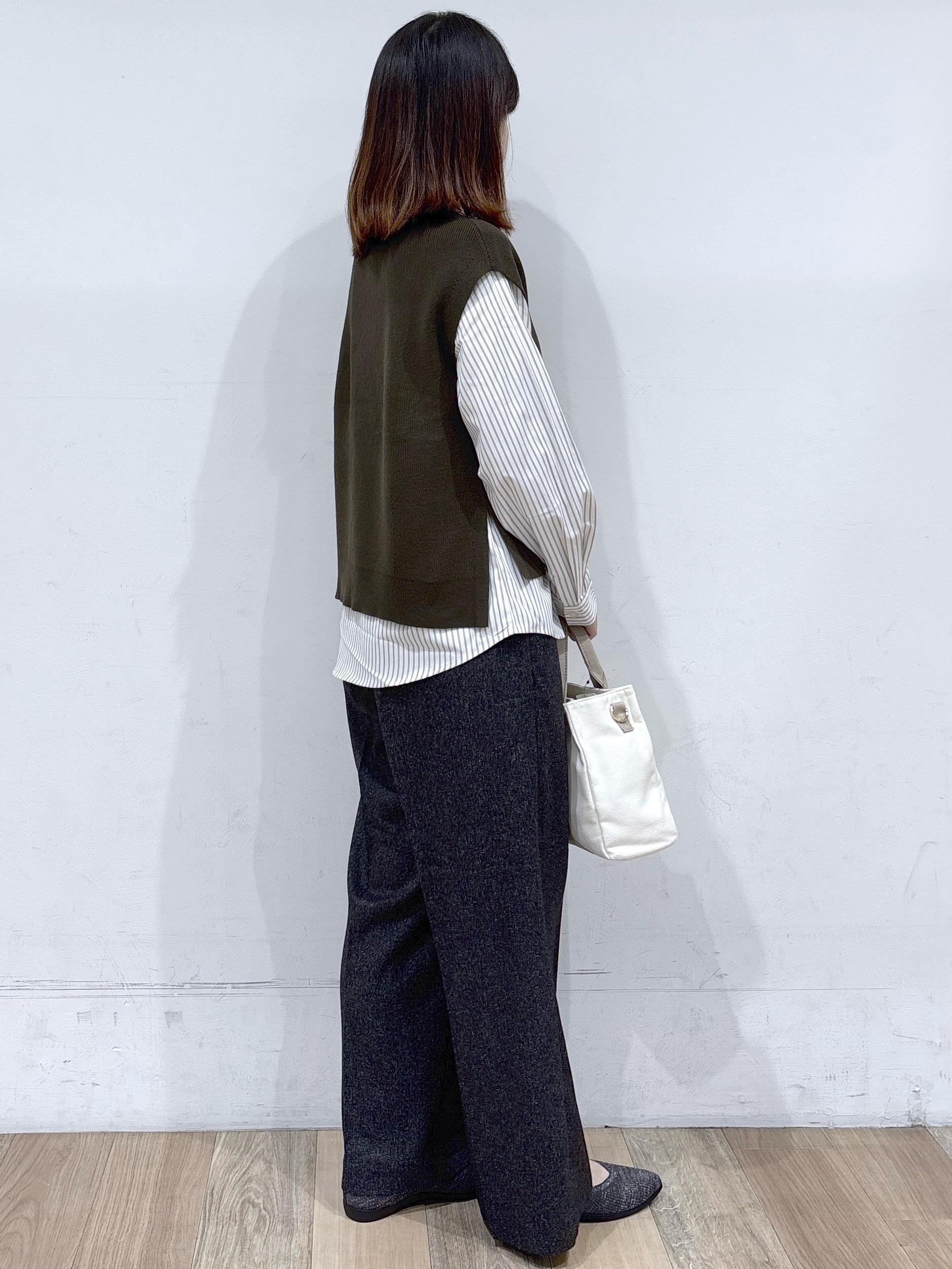 るーさんの「grove｜【2点セット/時短・着回し】着るだけでコーデが完成 ニットベスト&times;シャツ」を使ったコーディネート